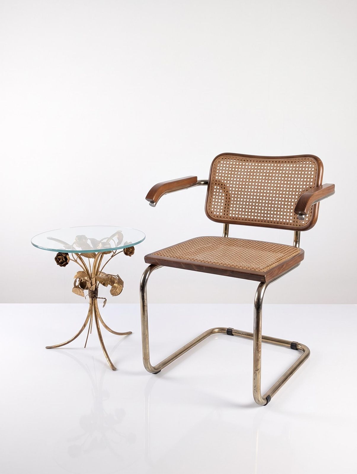 Table d'appoint mid-century en métal doré, motifs de roses et plateau en verre, années 1970 photo for sale