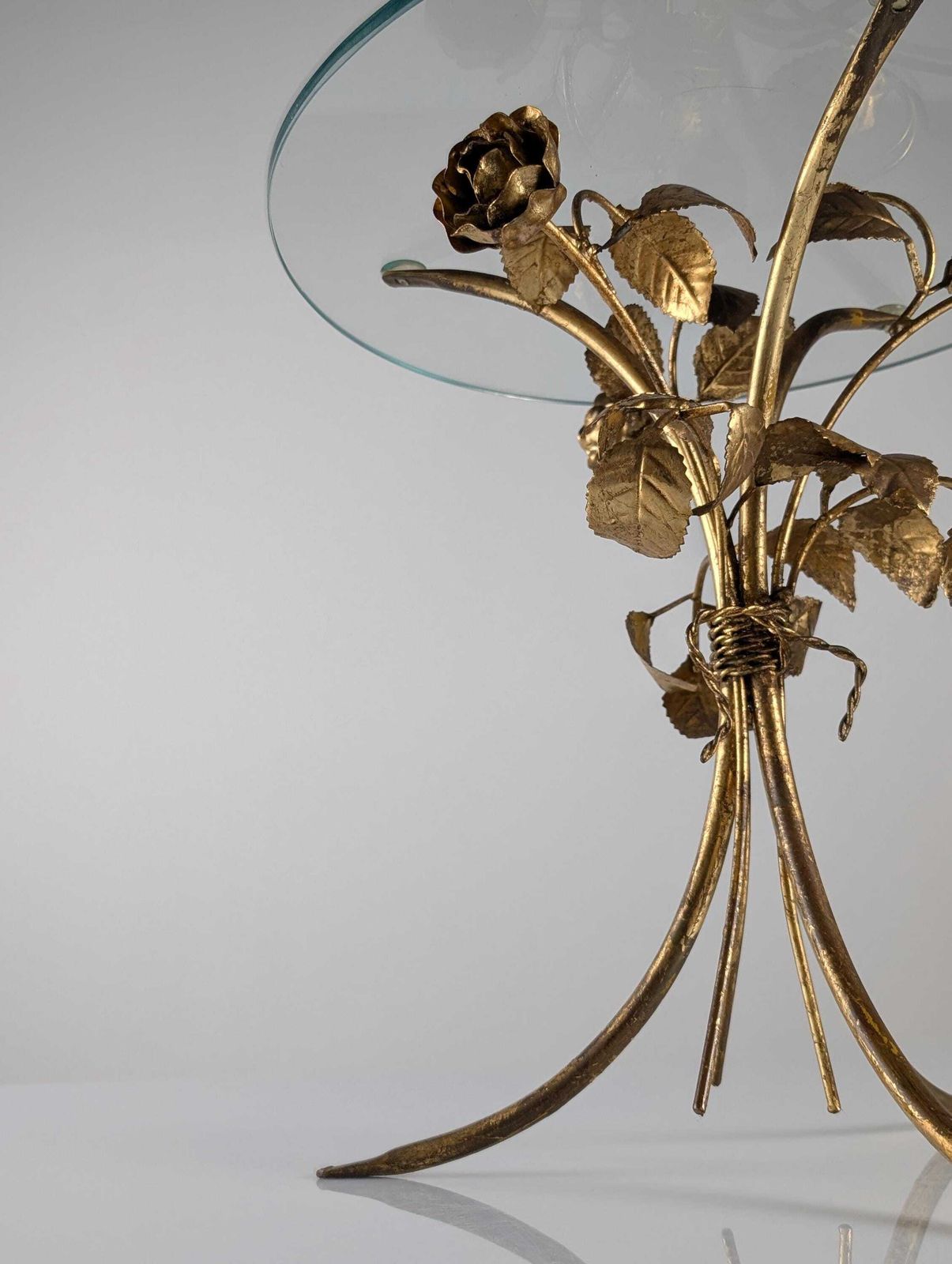 Table d'appoint mid-century en métal doré, motifs de roses et plateau en verre, années 1970 photo vinterior