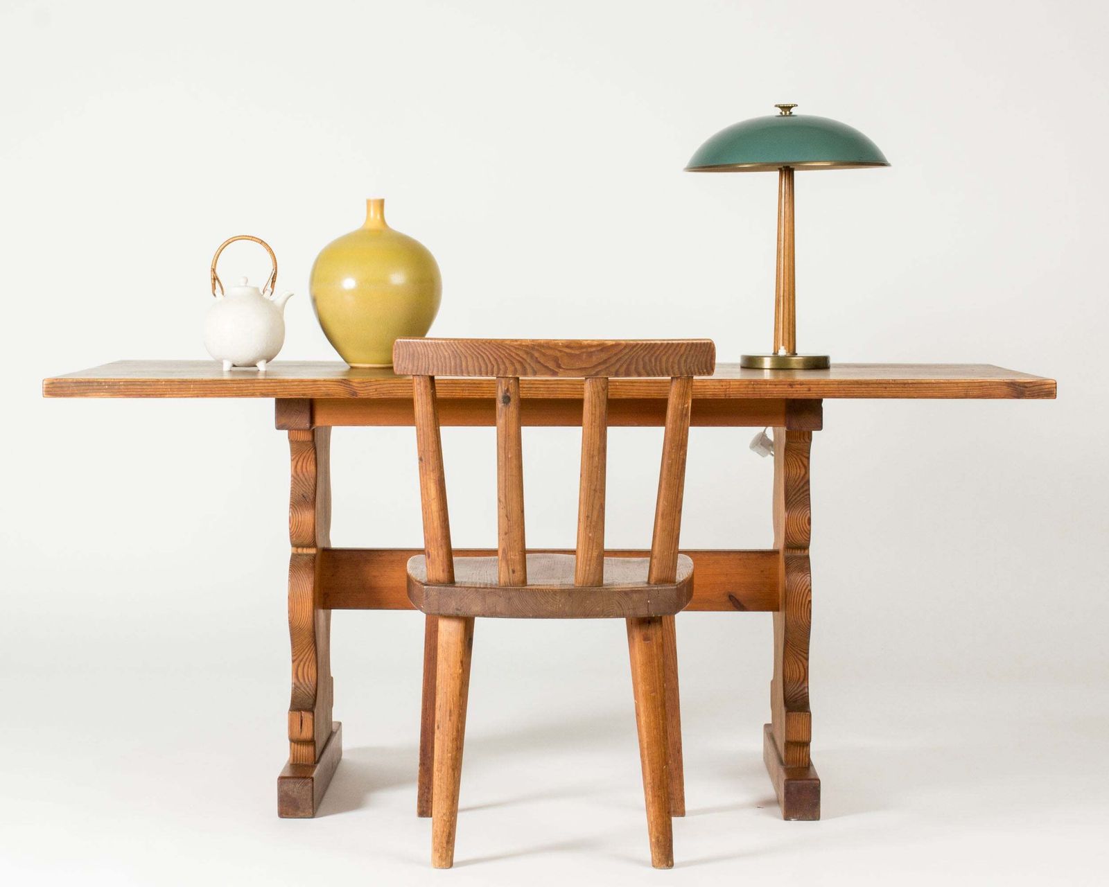 photo furniture Grenen eettafel of bureau van Carl Malmsten, Zweden, jaren 1930
