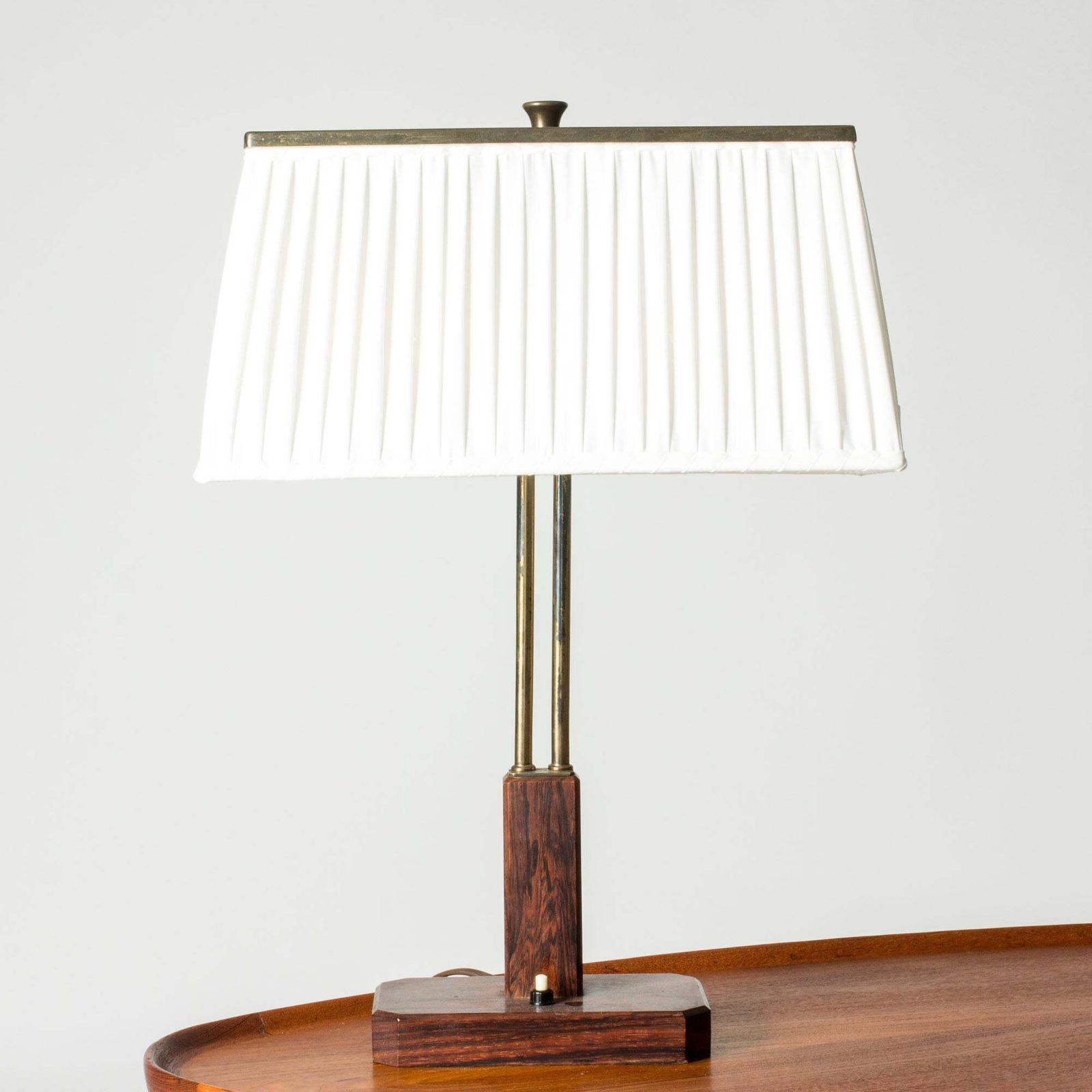 Zweedse Modern rozenhout tafellamp van Harald Notini, Böhlmarks, Zweden, jaren 1940 photo for sale