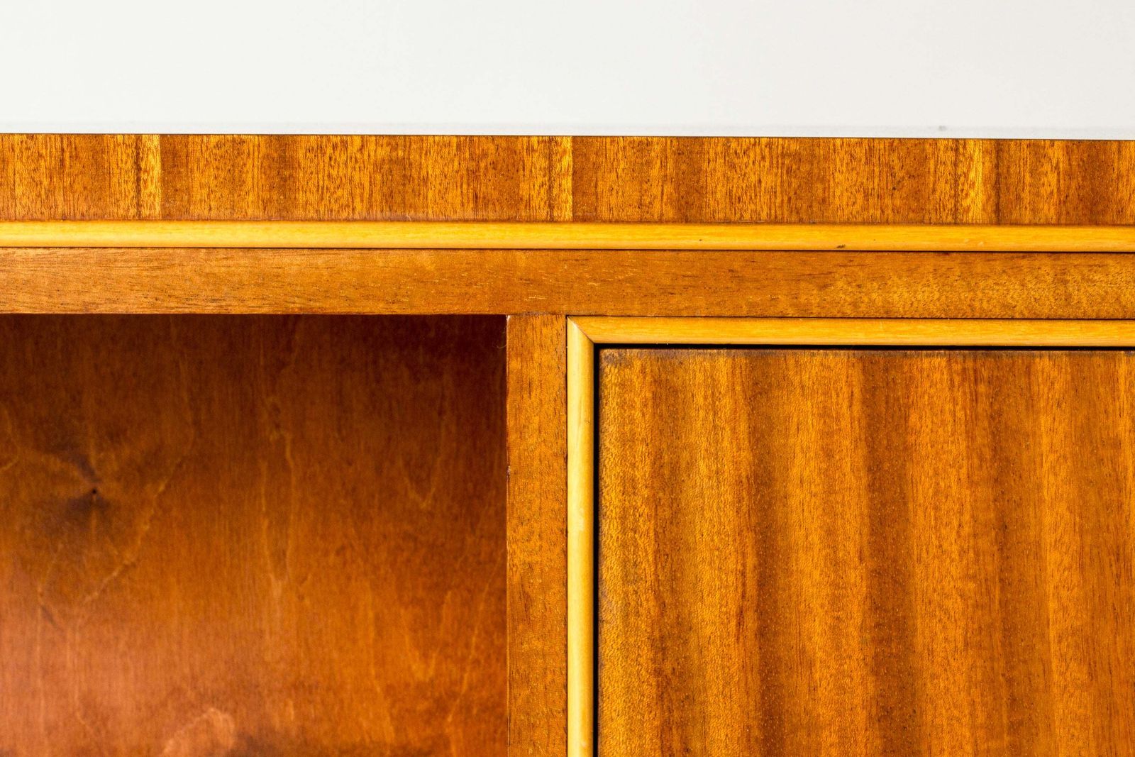 photo furniture Bibliothèque ou buffet Modern suédois en acajou, AB Robert Ditzinger