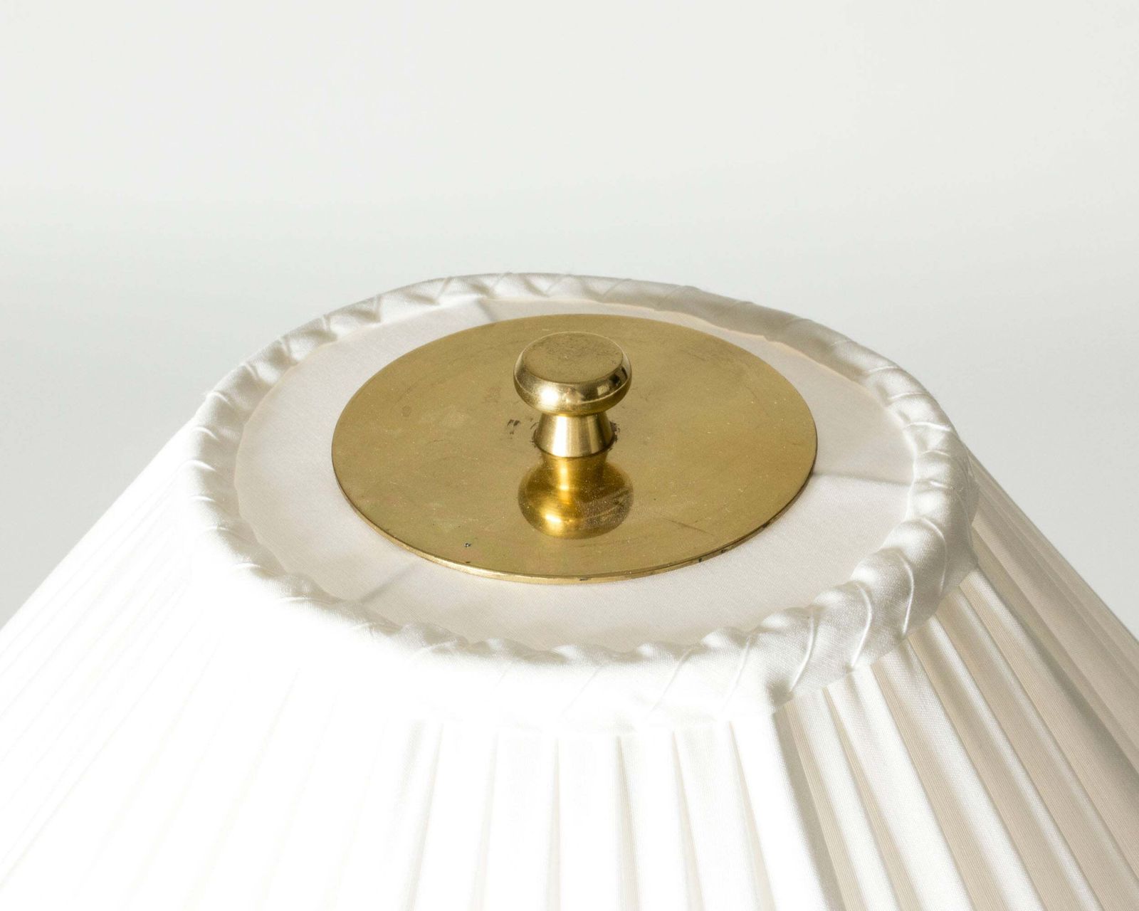 Lampe de table suédoise moderne en laiton par Josef Frank pour Firma Svenskt Tenn, années 1950 photo vinterior