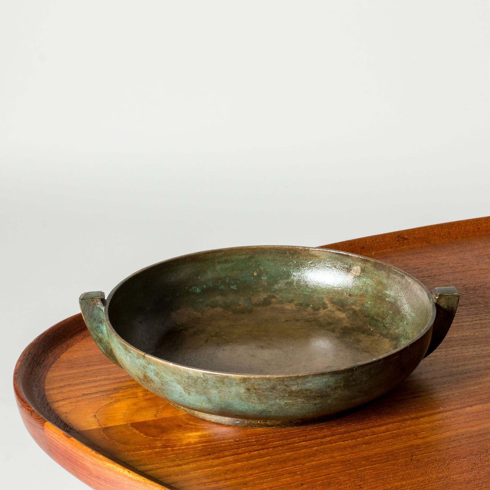 Coupe en bronze patiné moderniste suédoise GAB, années 1930 photo furniture