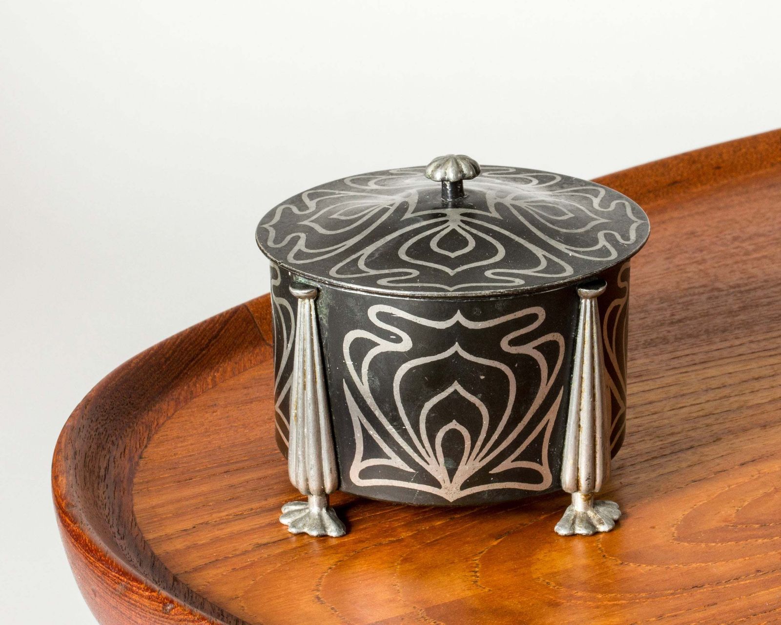 Zweedse art nouveau dekselbox van tin, Stockholm, 1904 photo Woonaccessoires