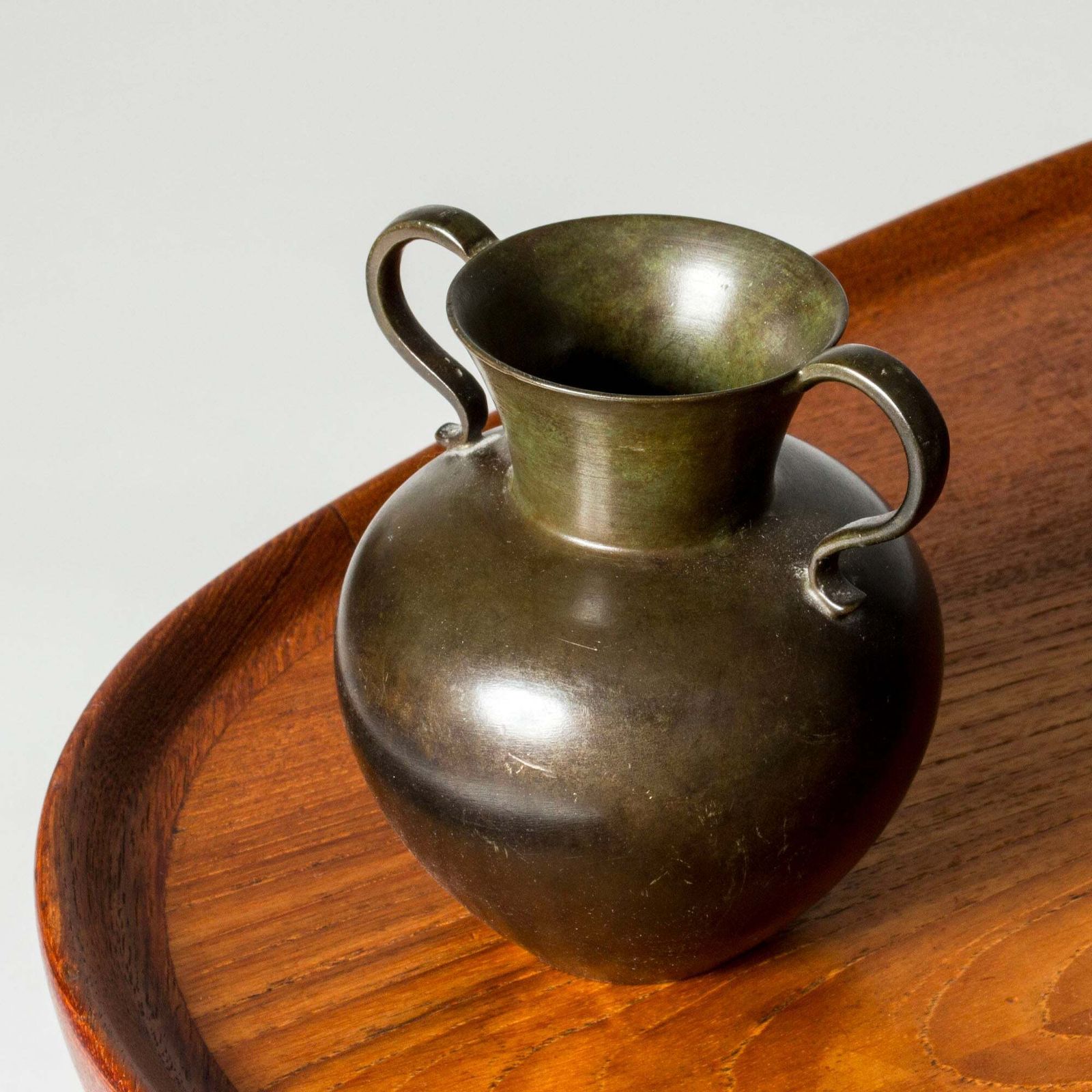 Zweeds modernistisch gepatineerd bronzen vaasje van Gab, jaren 1930 photo Woonaccessoires