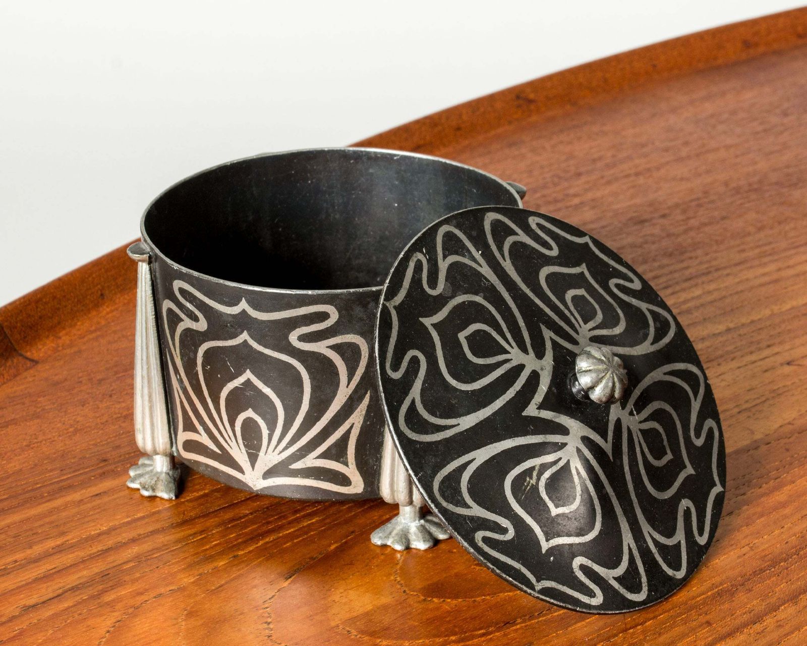 photo furniture Zweedse art nouveau dekselbox van tin, Stockholm, 1904