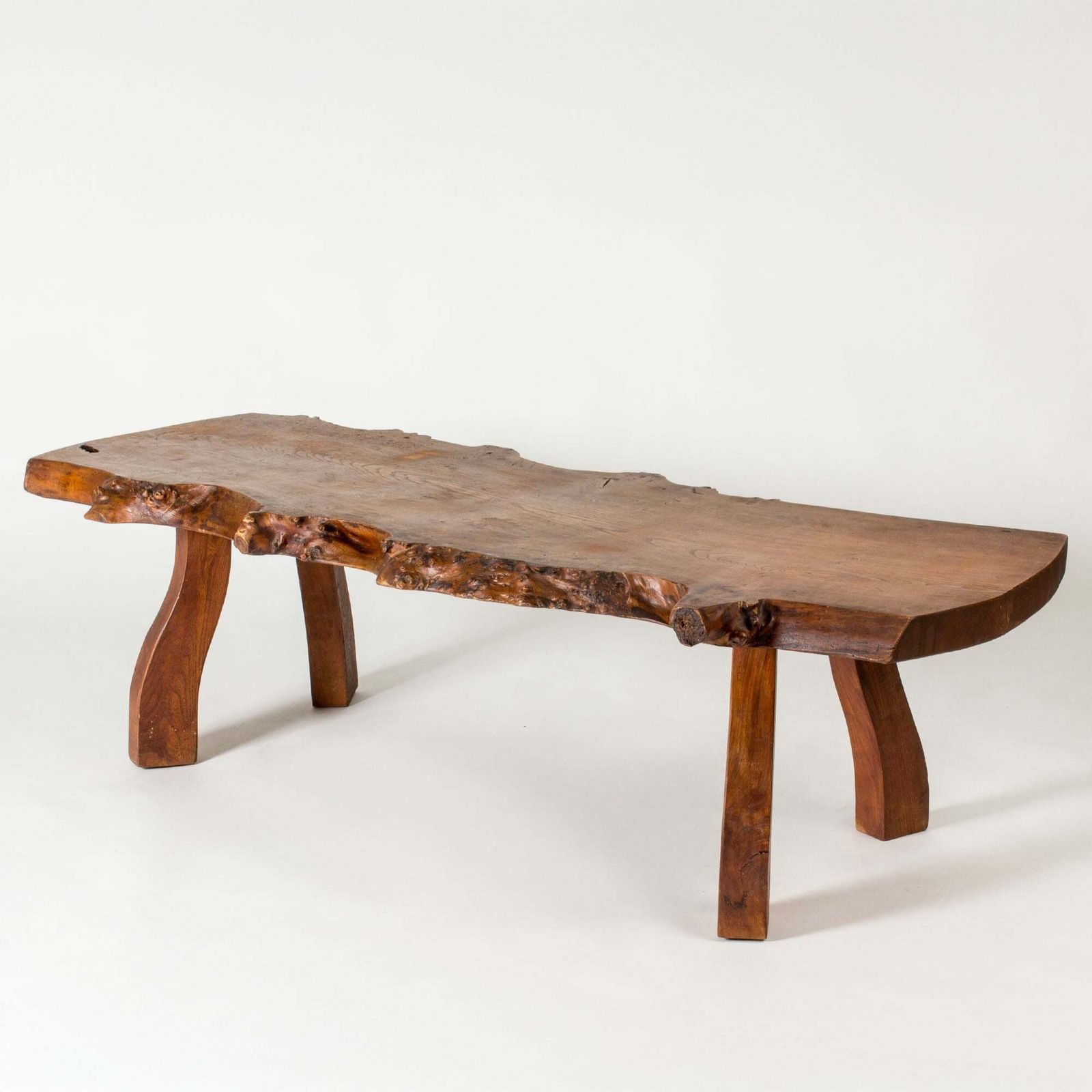 Table basse en orme à bord naturel par Peter Beijbom, Suède, 1968 photo furniture