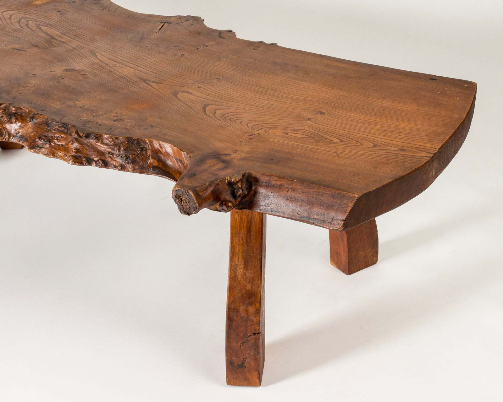 Organische salontafel met live edge van iepenhout door Peter Beijbom, Zweden, 1968 photo vinterior
