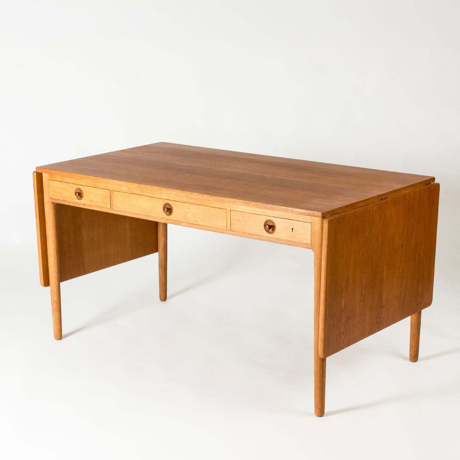 Bureau mid-century modern en chêne par Hans J. Wegner, Danemark, années 1960 photo Mobilier