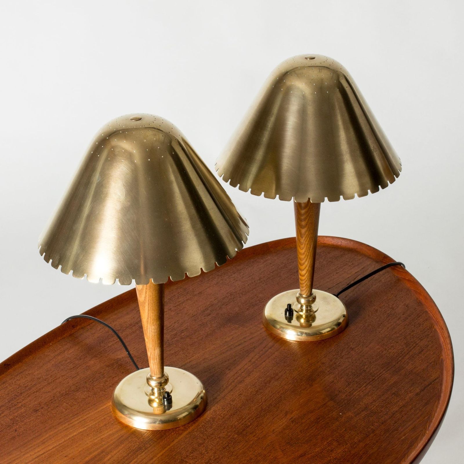Lampes de table Swedish Modern en laiton par Harald Notini, Böhlmarks, Suède, années 1940 photo Luminaires