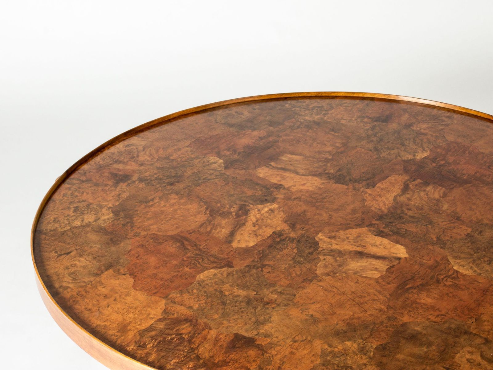 Table basse suédoise mid-century en noyer par Josef Frank, Firma Svenskt Tenn, années 1950 photo vinterior
