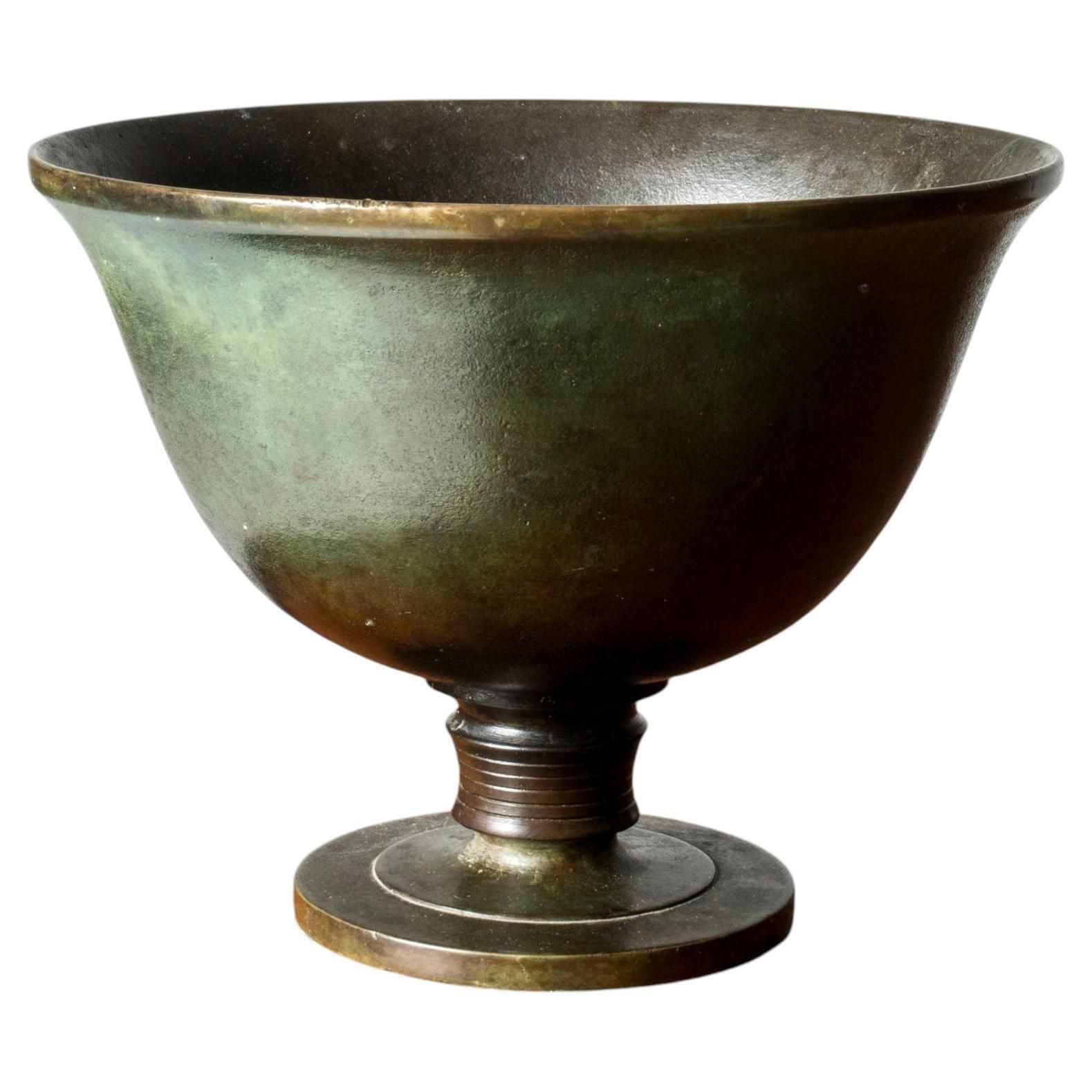 Coupe sur piédouche moderniste suédoise en bronze patiné, GAB, années 1930