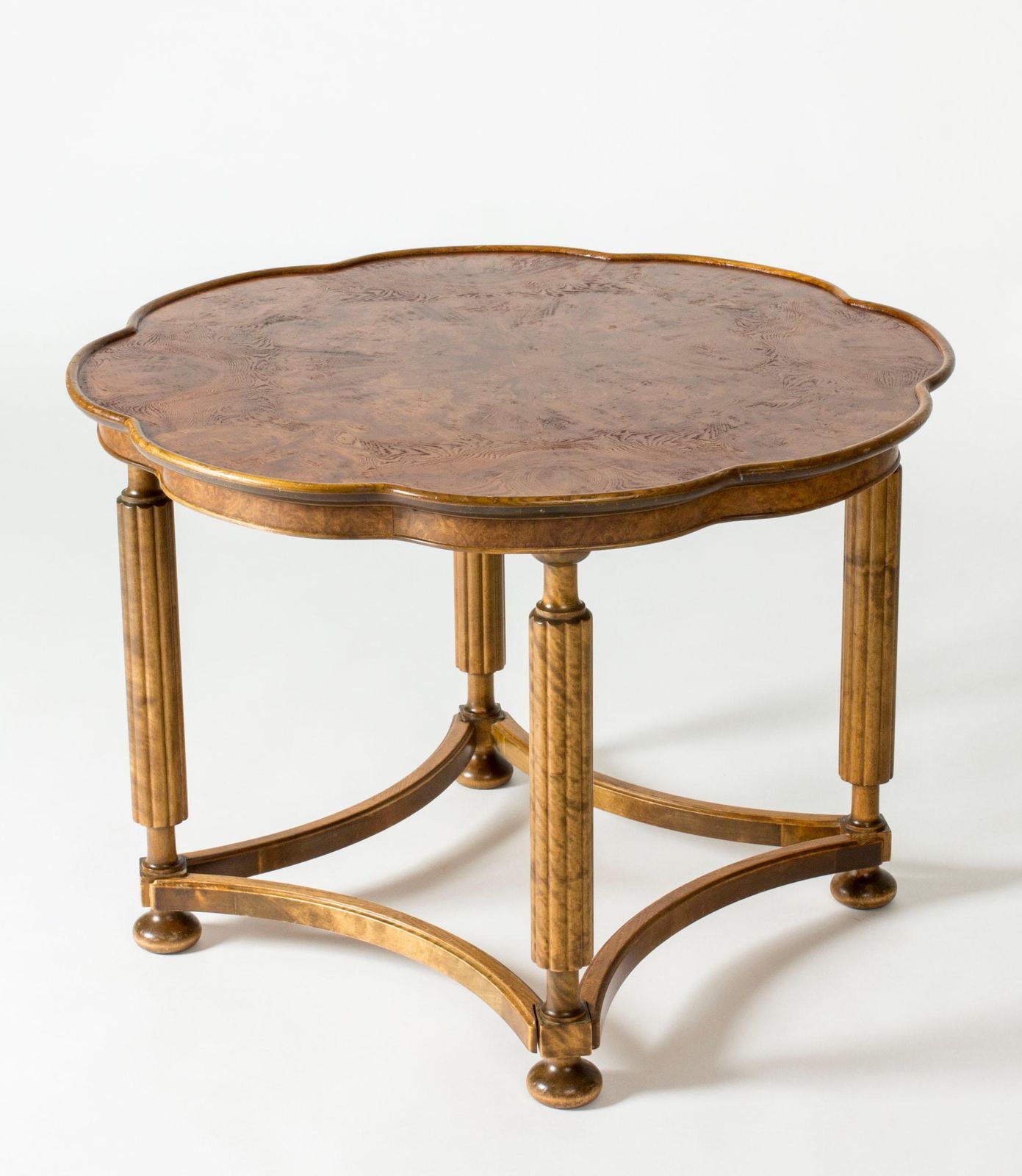 Table basse néoclassique suédoise en placage de bouleau et de loupe, Suède, années 1930 photo for sale