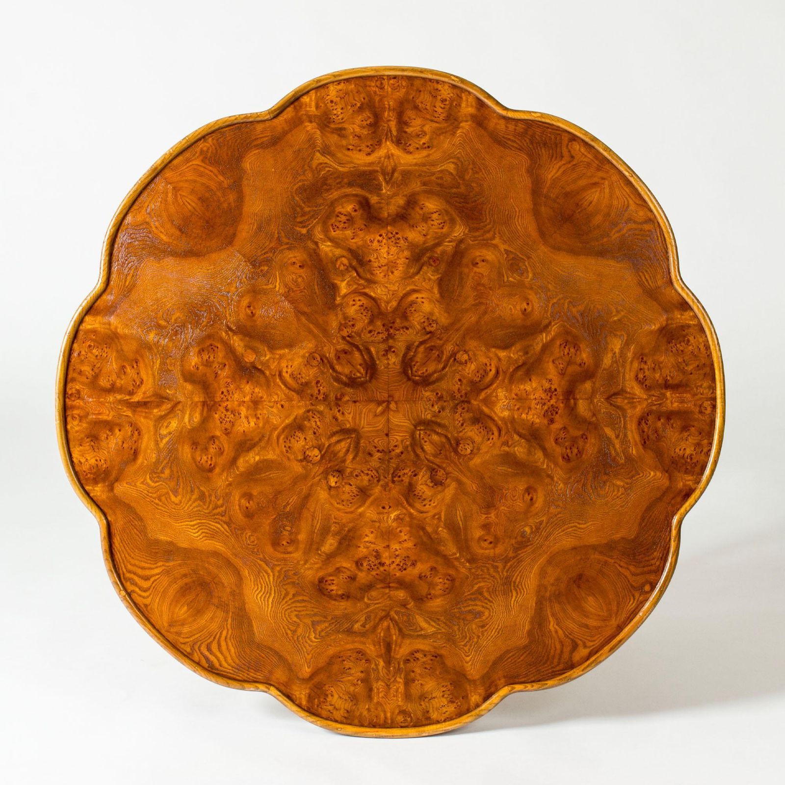 Table basse néoclassique suédoise en placage de bouleau et de loupe, Suède, années 1930 photo buy