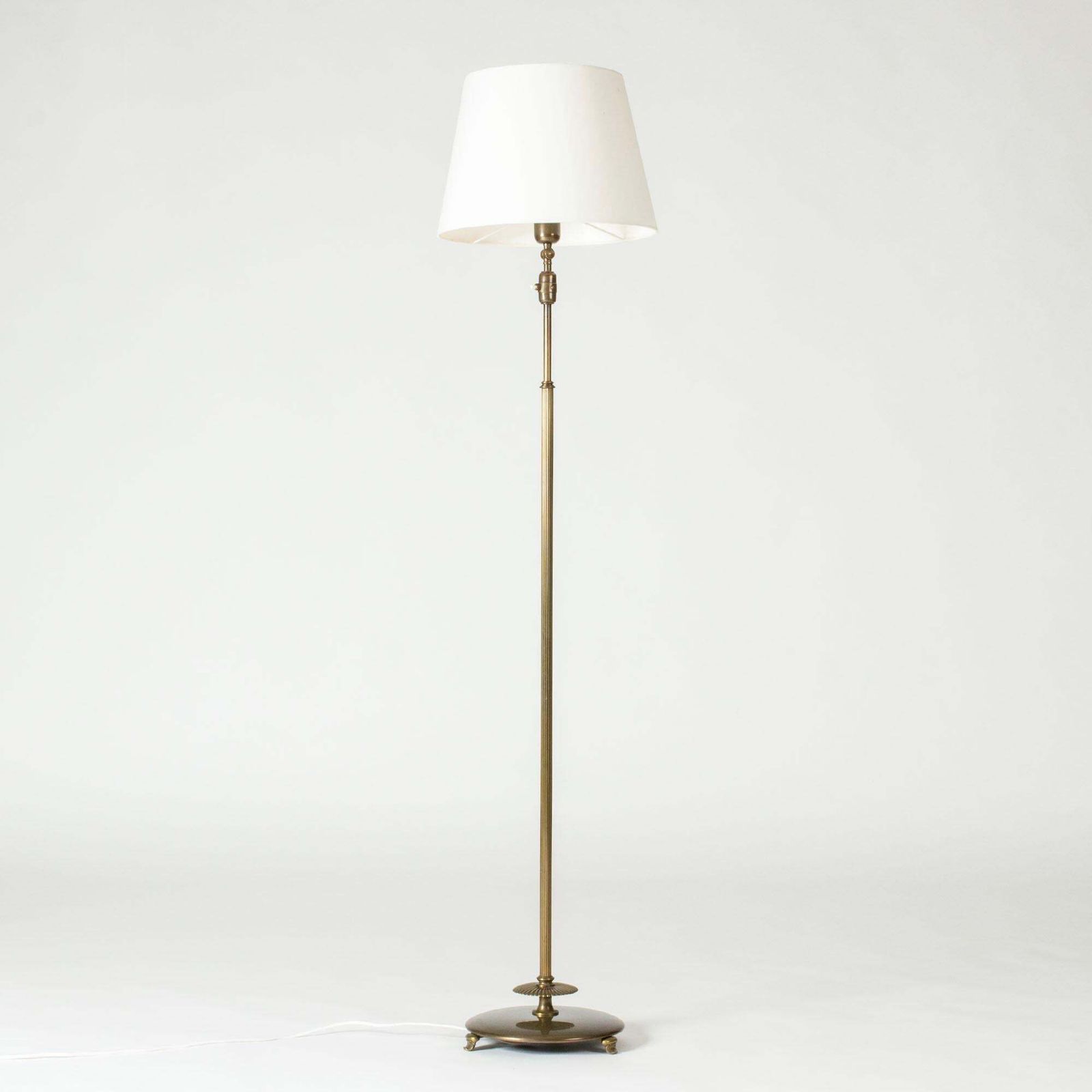 Lampadaire Swedish Grace en laiton, par Erik Tidstrand pour Nordiska Kompaniet, années 1930 photo furniture