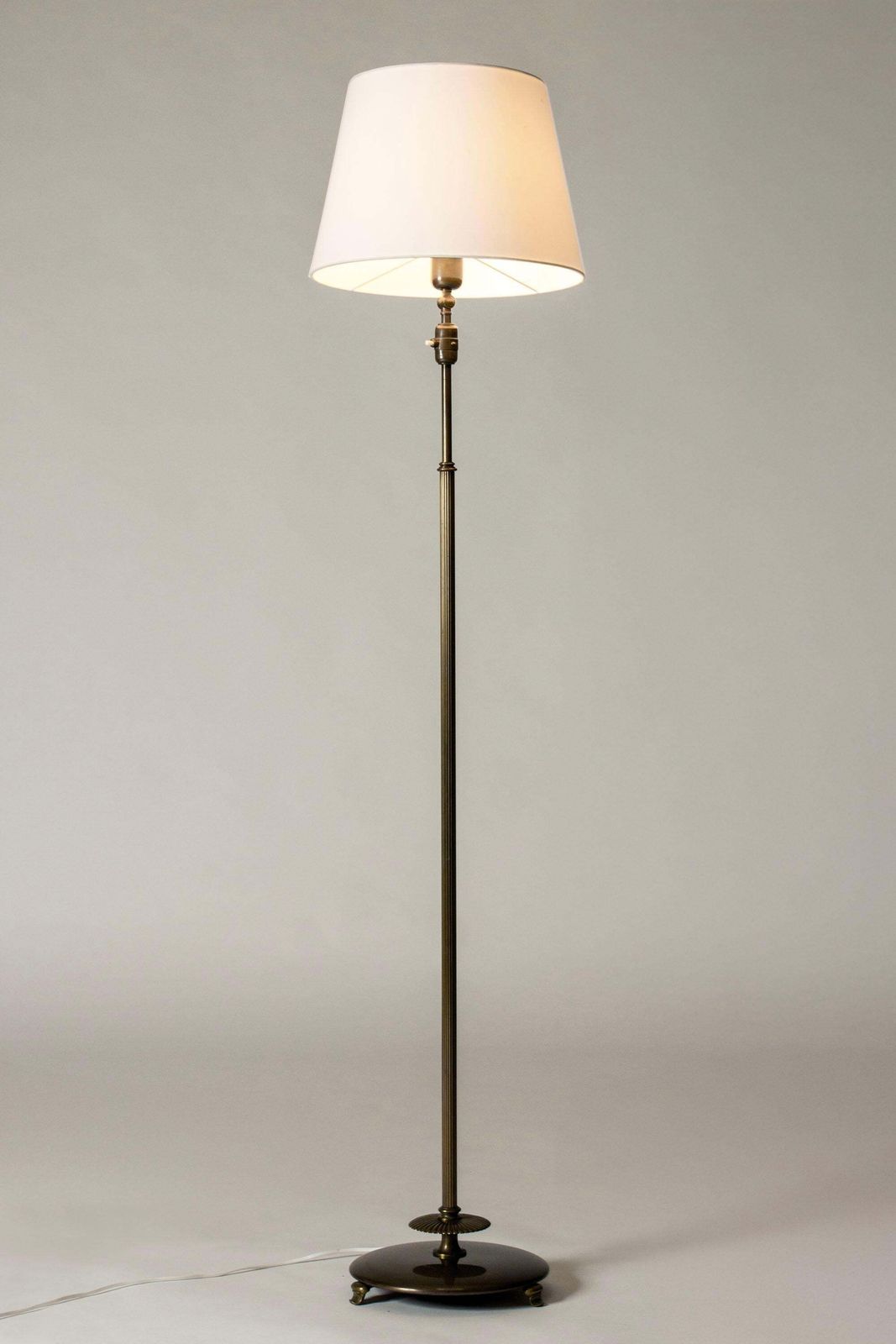 Lampadaire Swedish Grace en laiton, par Erik Tidstrand pour Nordiska Kompaniet, années 1930 photo Luminaires
