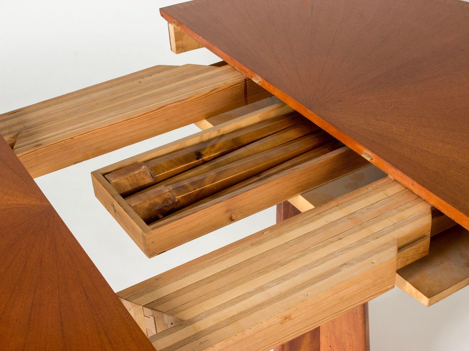 photo buy Table à manger suédoise moderne en acajou par Carl Axel Acking, années 1940