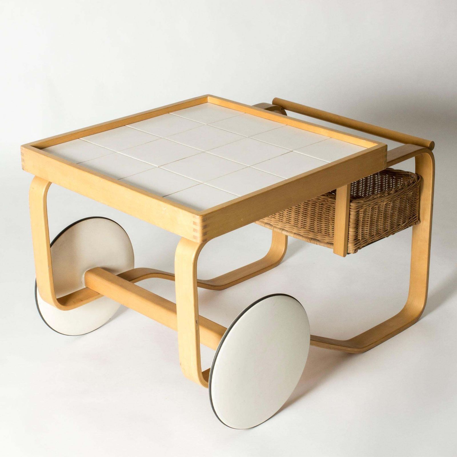 Chariot à thé finlandais modèle 900 par Alvar Aalto, Artek, Finlande photo vinterior