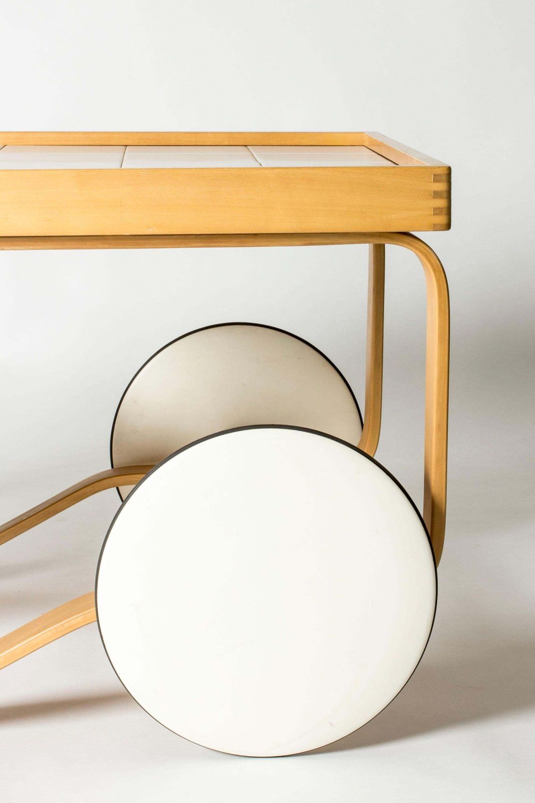 photo furniture Chariot à thé finlandais modèle 900 par Alvar Aalto, Artek, Finlande