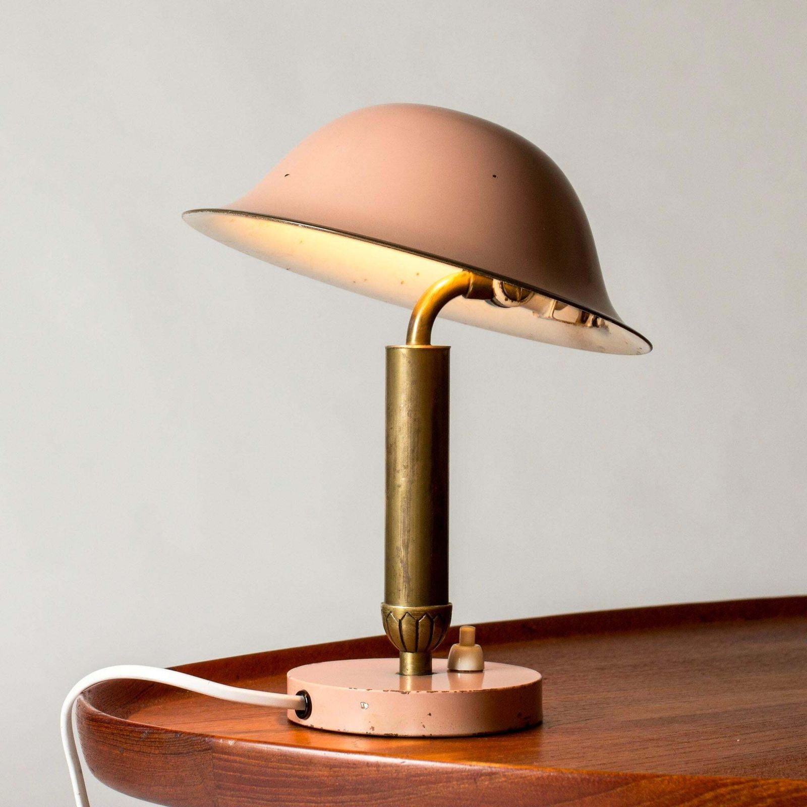 Scandinavian Modern Tafellamp van Boréns, Messing & Roze Lak, jaren 1930 photo Verlichting