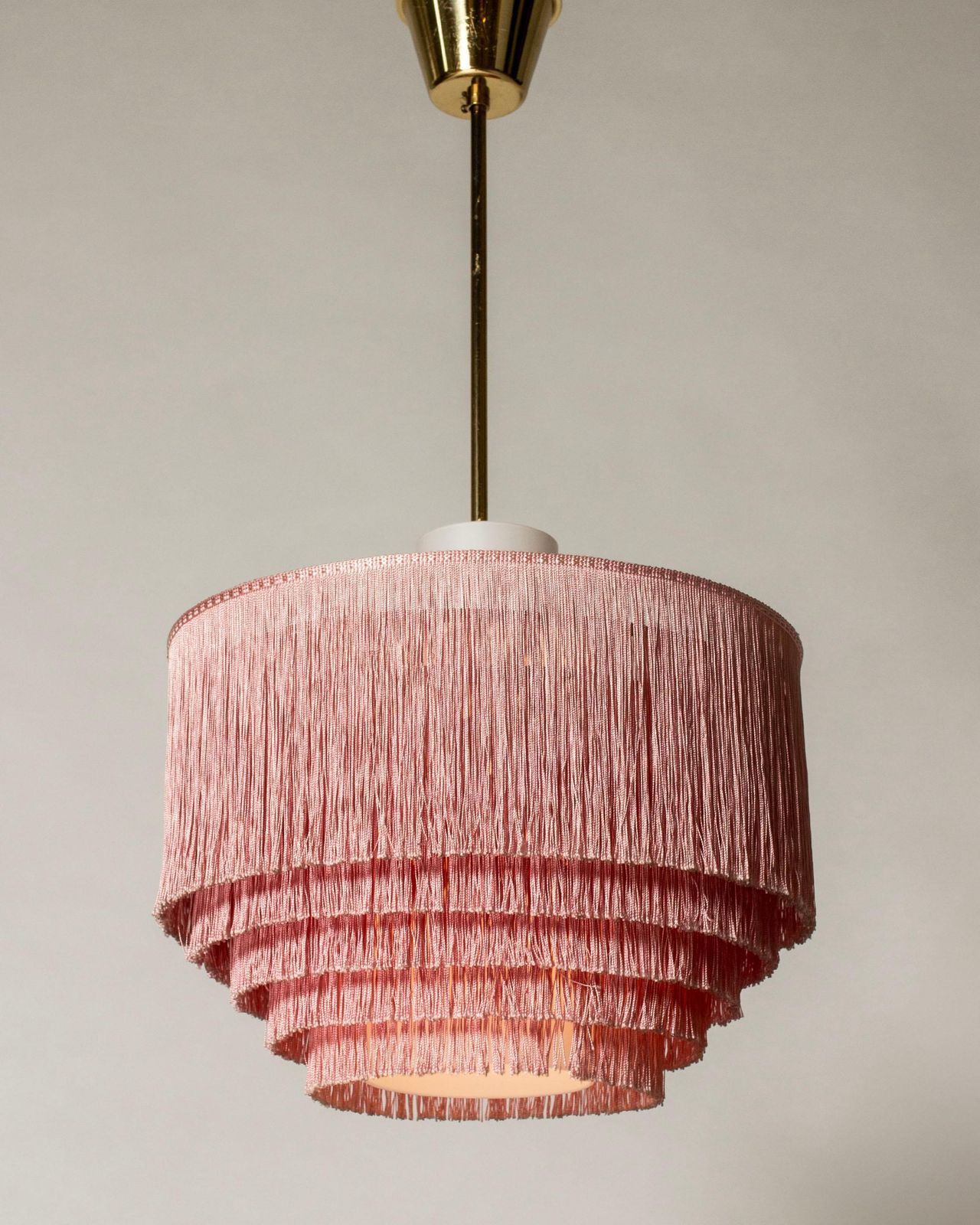 Zeldzame Hans Agne Jakobsson Fringe hanglamp, messing en opaalwit glas photo 2554.0