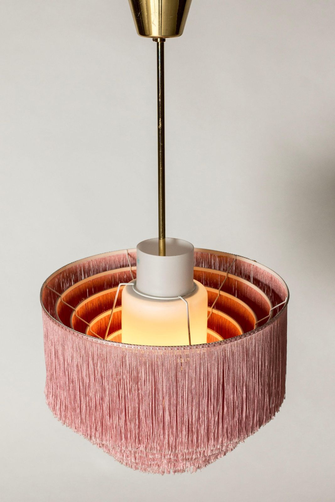 Zeldzame Hans Agne Jakobsson Fringe hanglamp, messing en opaalwit glas photo buy