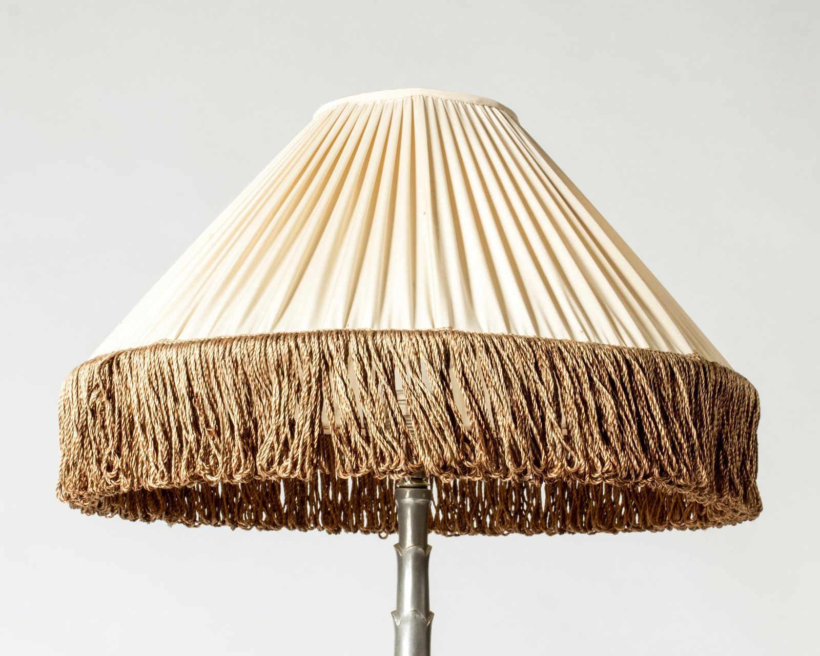 Lampe de table suédoise moderne en étain, décor organique, par Harald Linder, 1931 photo Luminaires