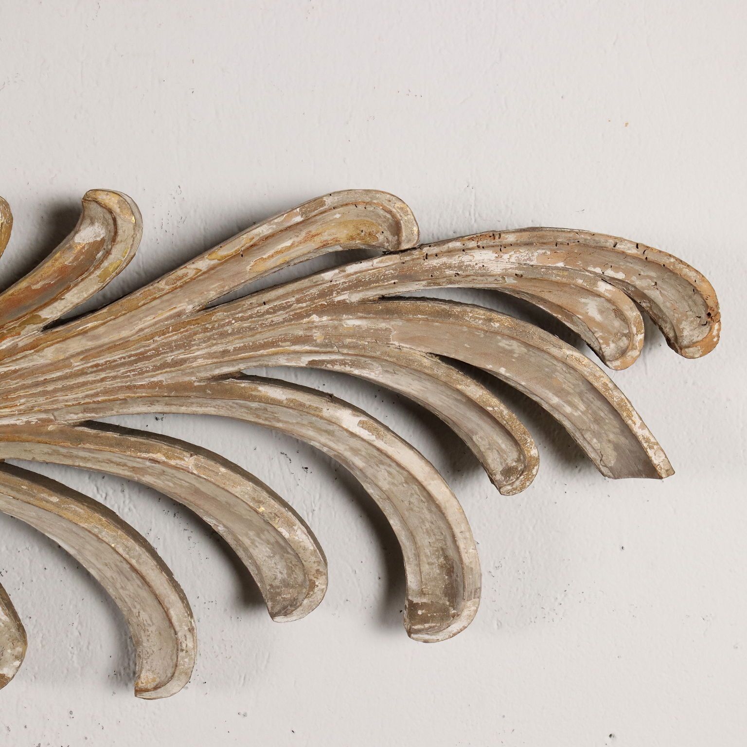 photo furniture Frise de dessus-de-porte d'époque en bois sculpté et doré, Italie, XIXe siècle