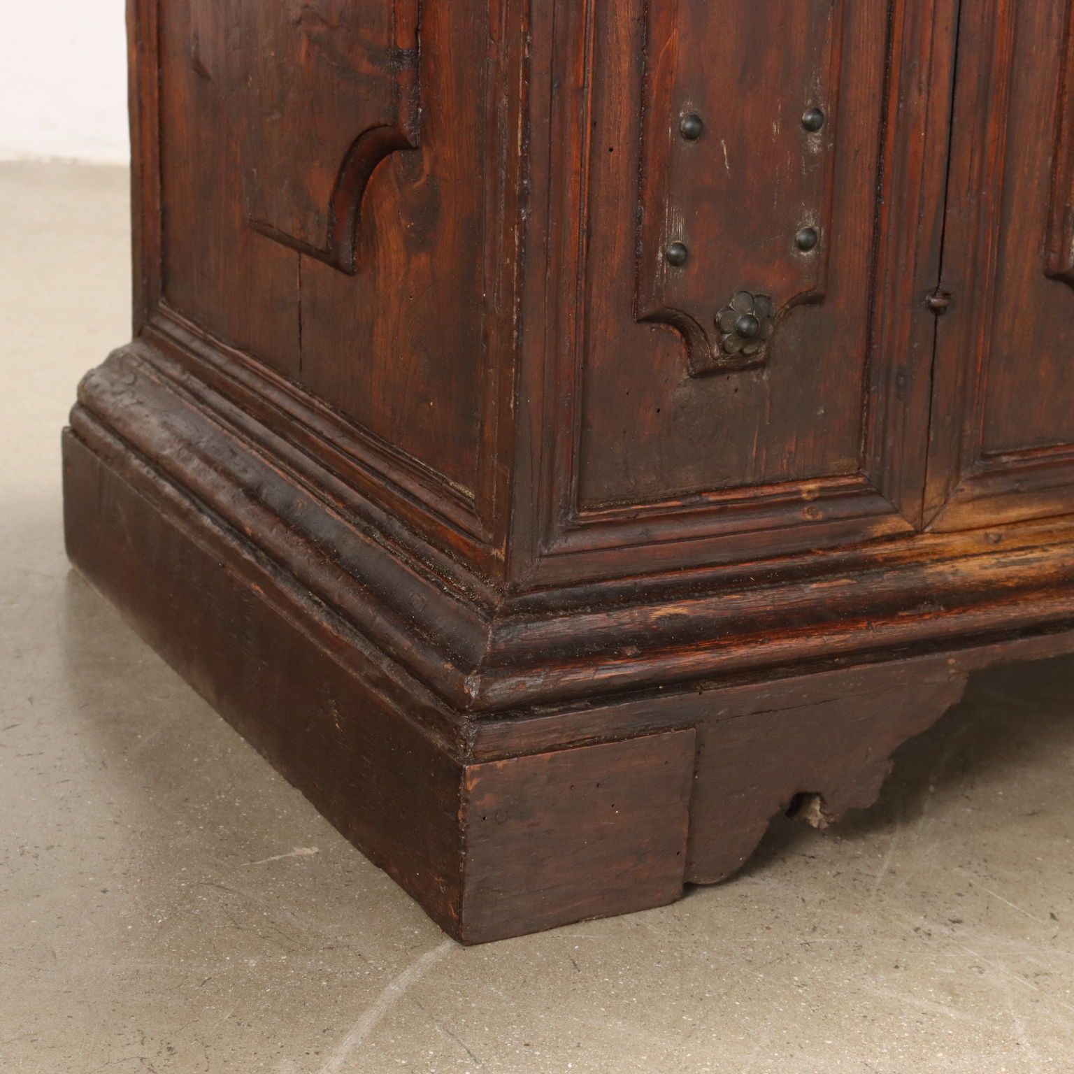 photo furniture Buffet baroque émilien en orme, début du XVIIIe siècle