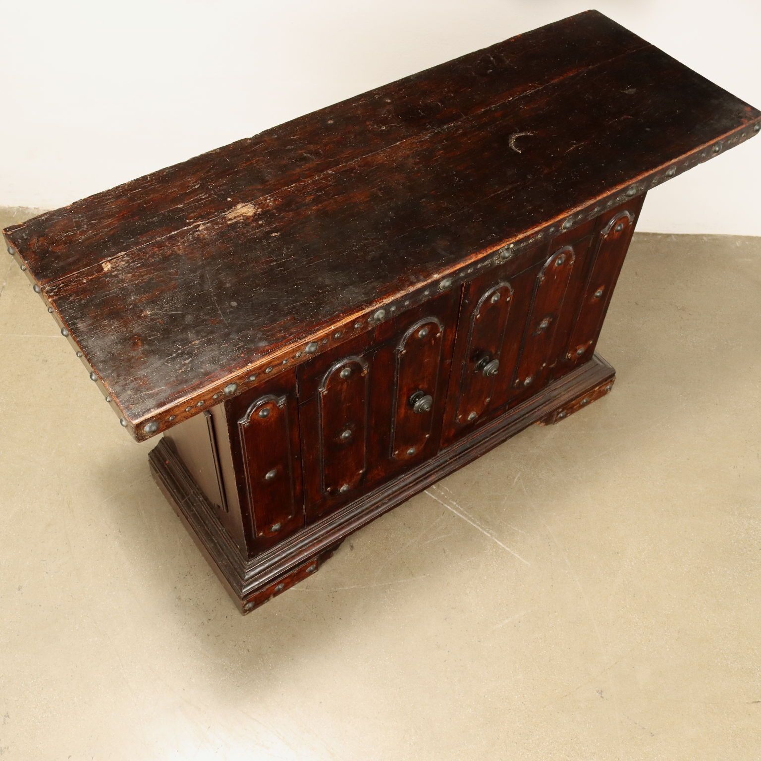 Barok Walnoten Dressoir Met Metalen Siernagels, Emilia, 18e Eeuw photo Meubels