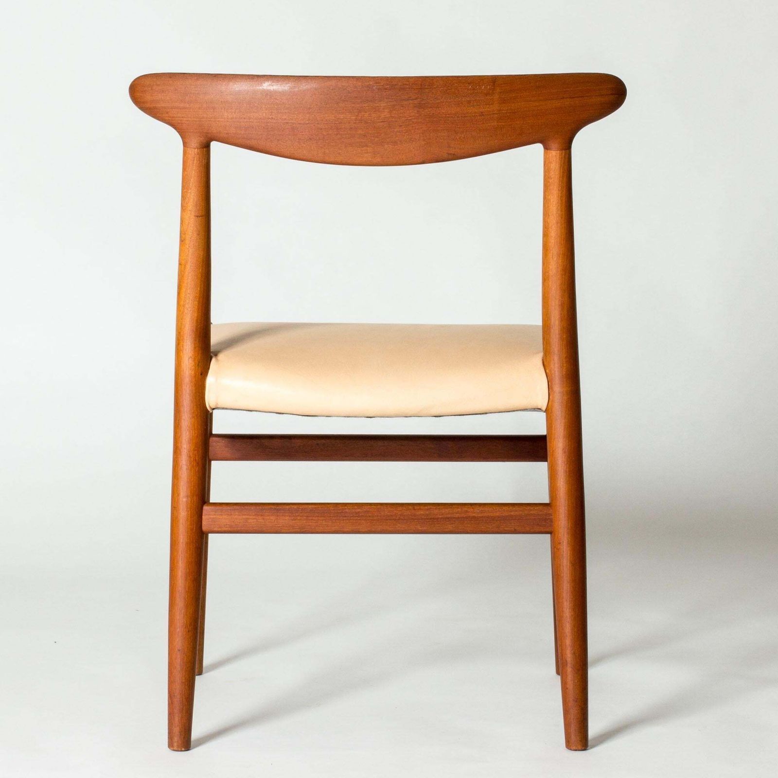 photo furniture Mid-Century Modern "W2" eetkamerstoelen van Hans J. Wegner, Denemarken, jaren 1960