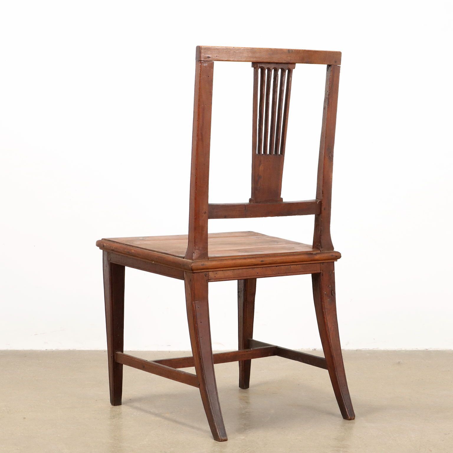 Italiaanse walnoothouten stoelen uit de 19e eeuw photo vintage