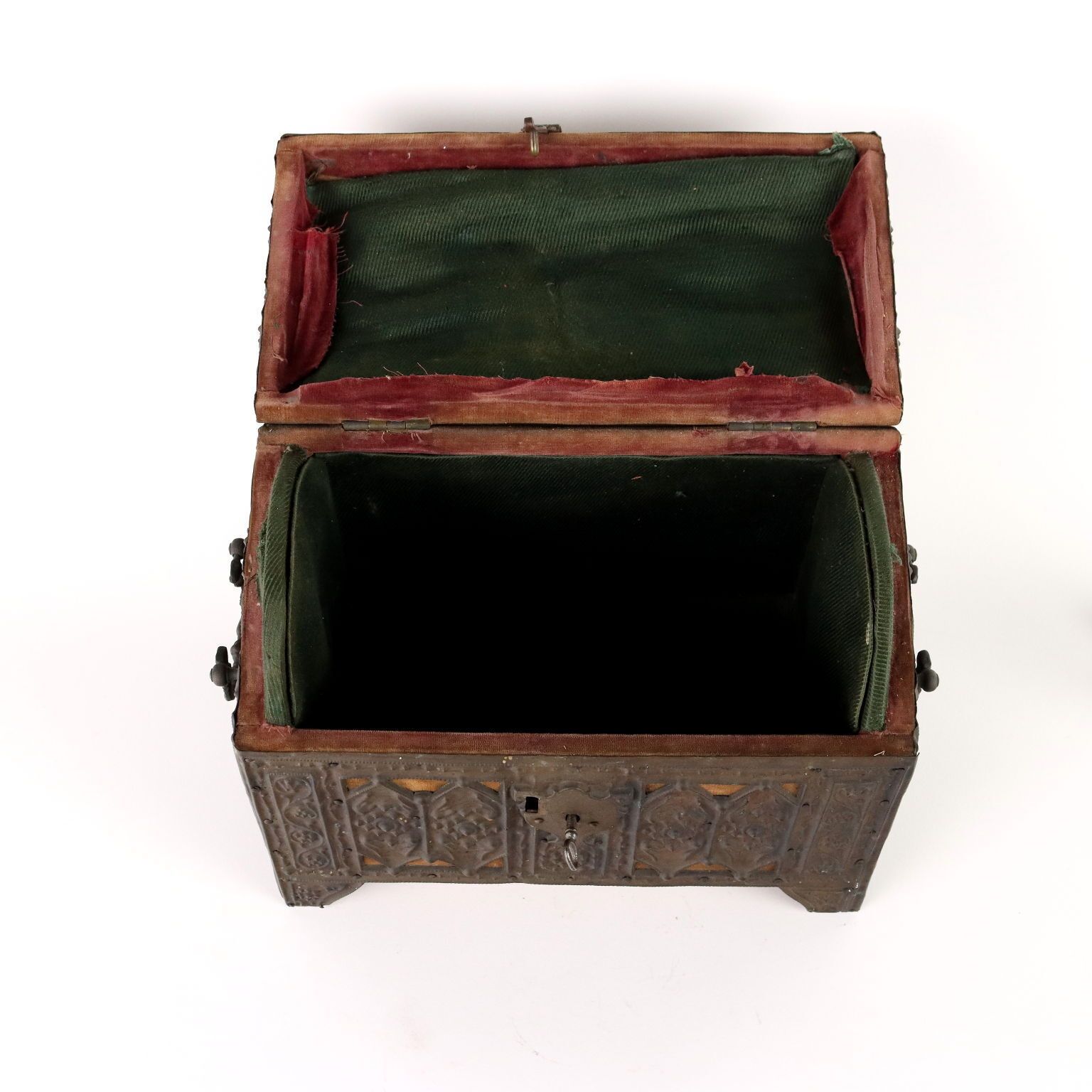 Coffret d'époque en bois, métal repoussé et velours, Italie, XIXe siècle photo Décoration