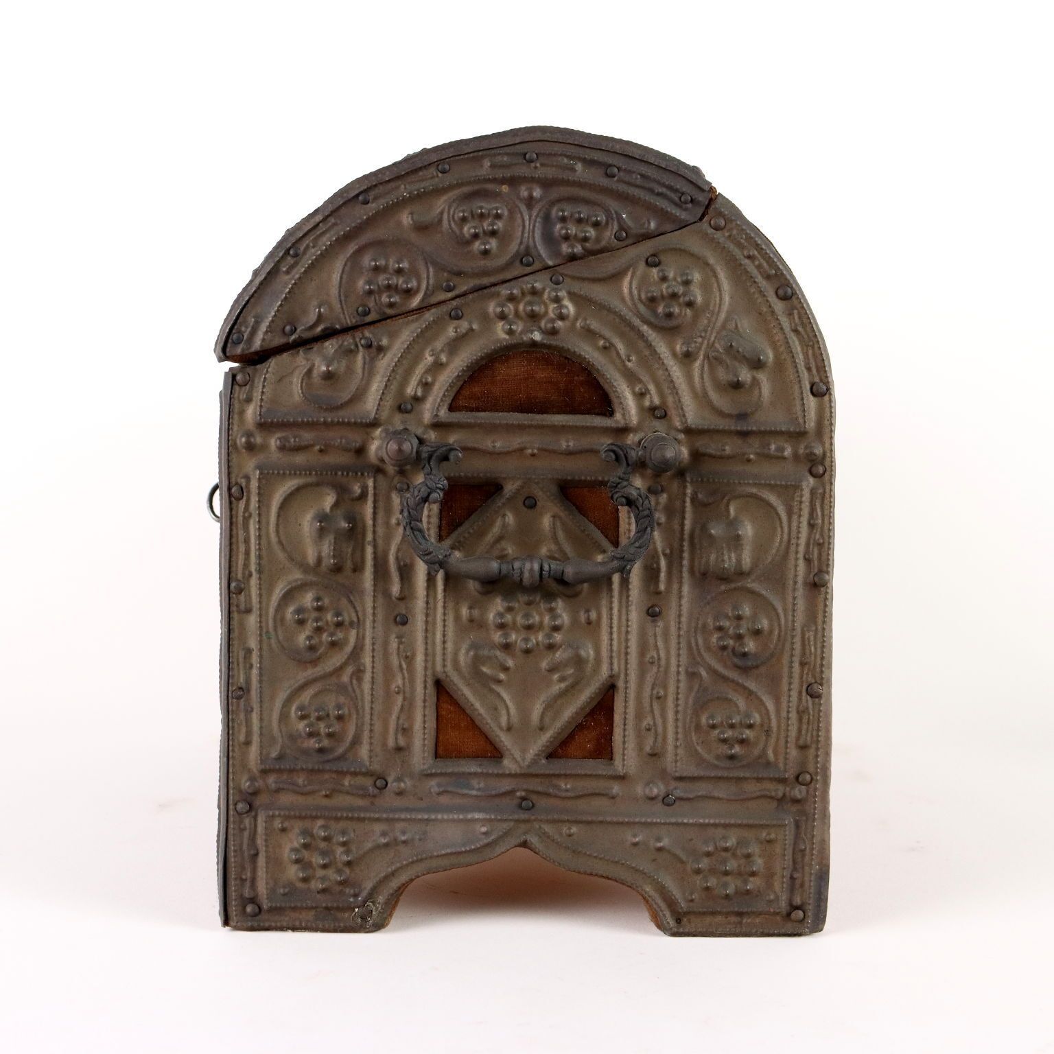 photo furniture Coffret d'époque en bois, métal repoussé et velours, Italie, XIXe siècle