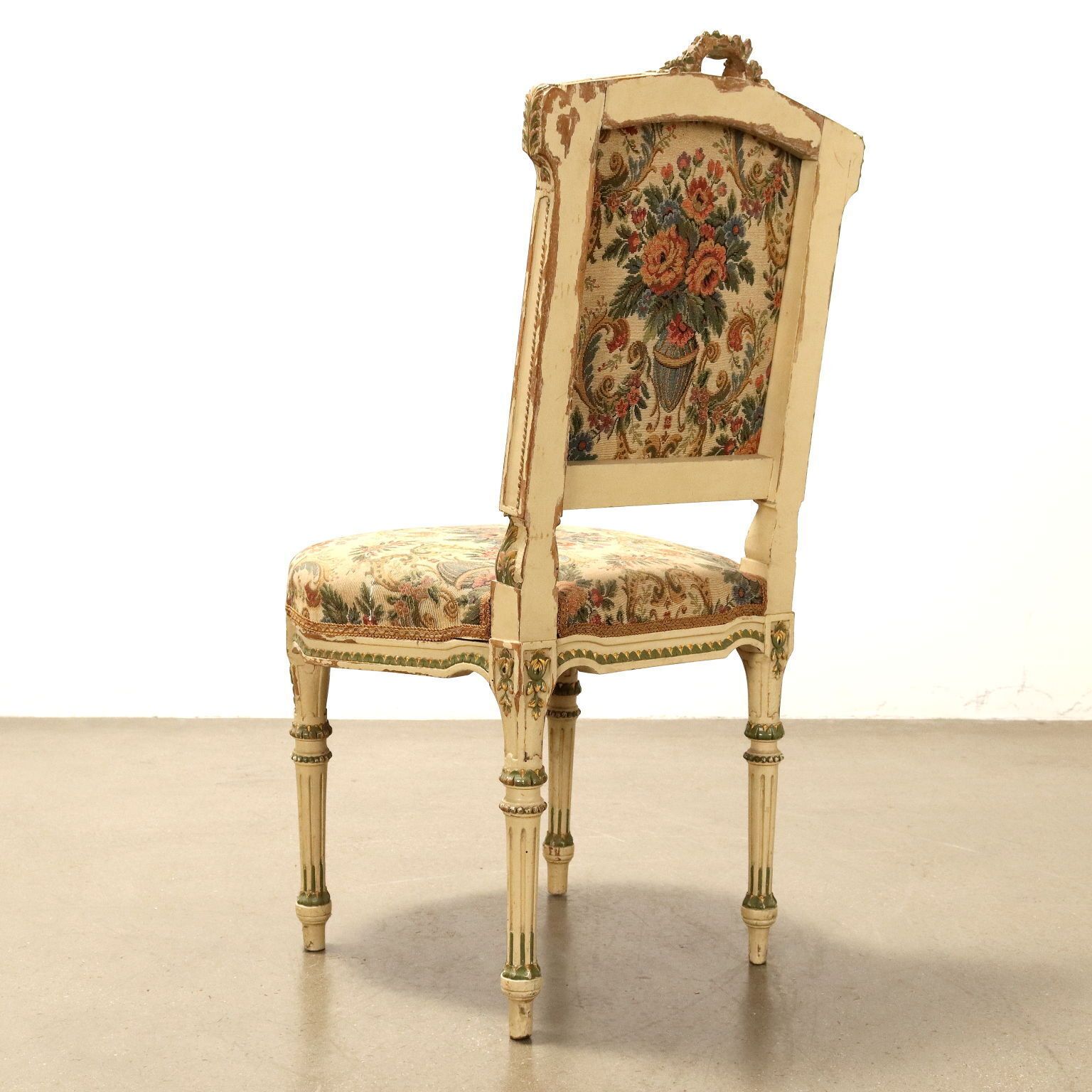 Mobilier Chaises laquées et dorées de style néoclassique photo