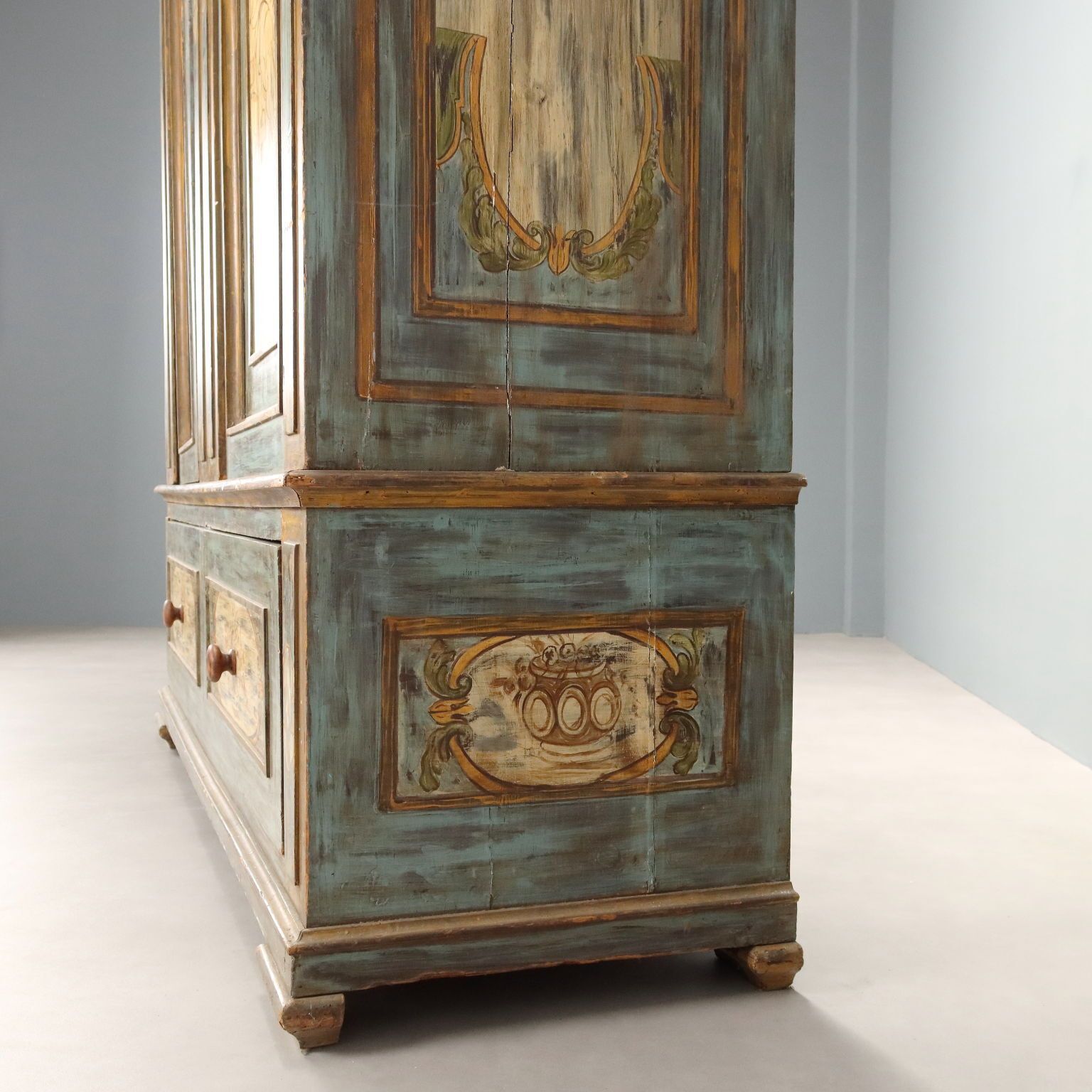 Mobilier Armoire de style baroque en bois laqué, XIXe siècle photo