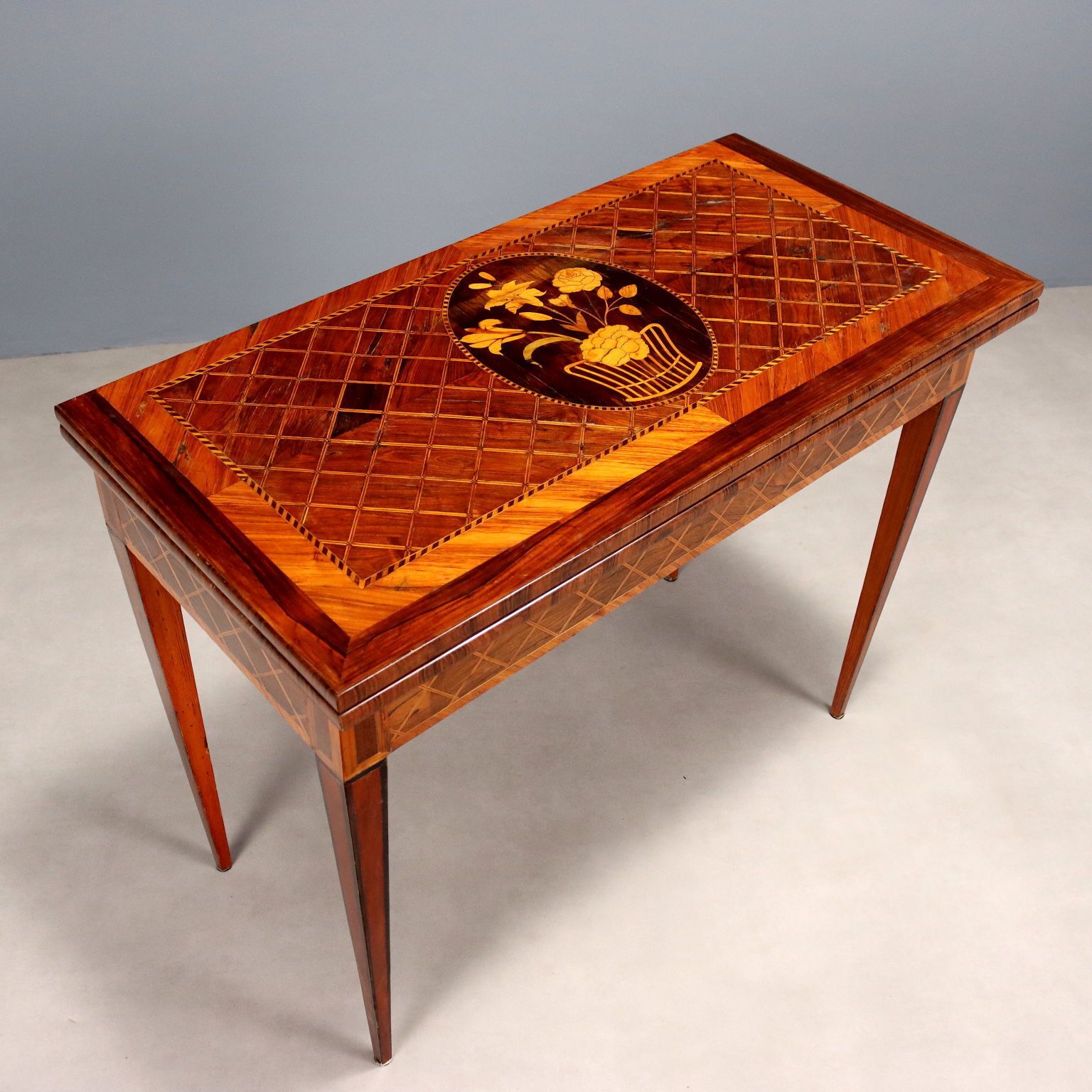 Table de jeu d'époque en essences multiples, Italie, XVIIIe siècle photo Mobilier