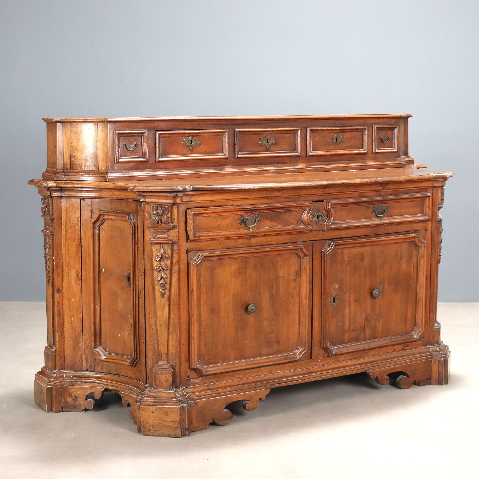 Buffet baroque à pans coupés en noyer