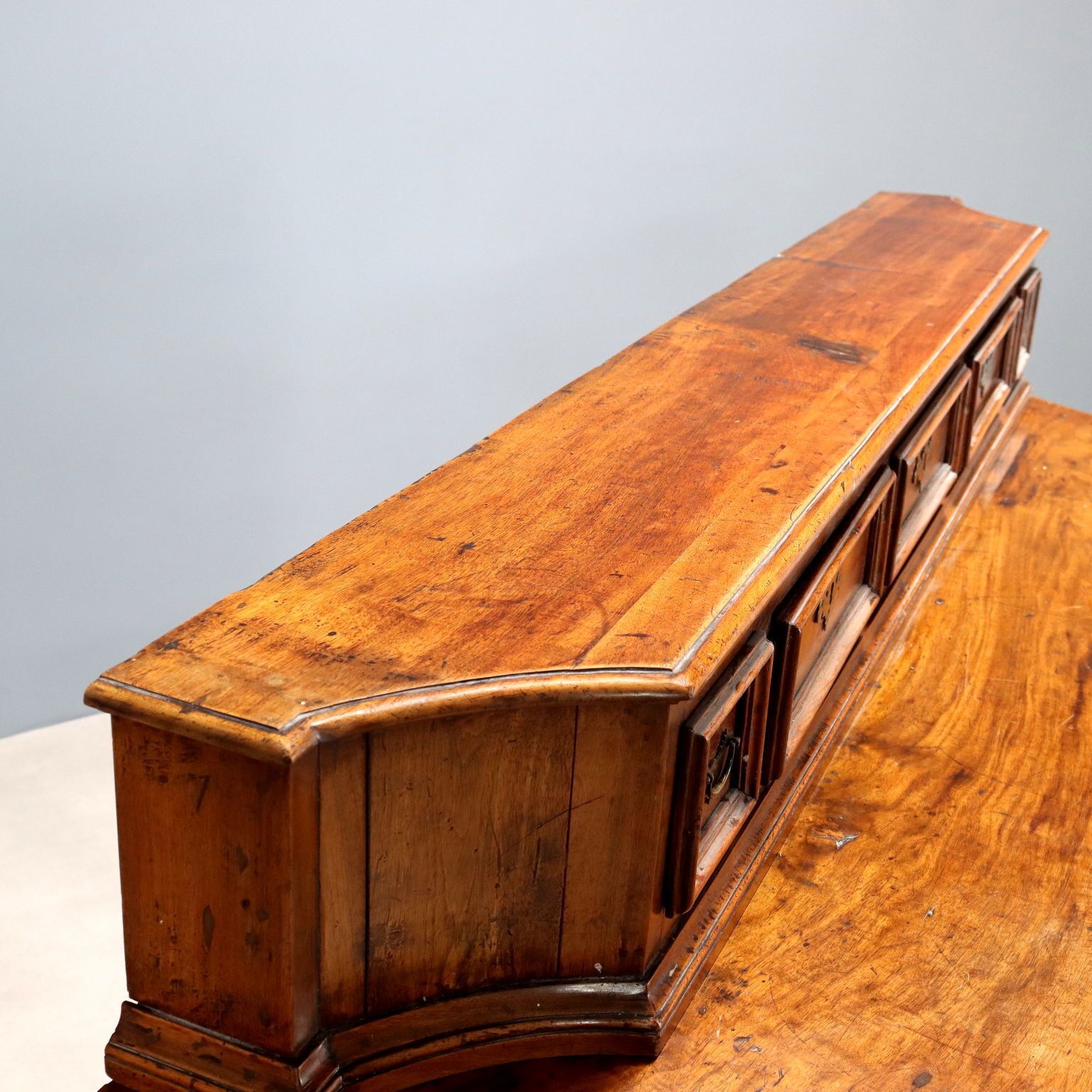Barok dressoir met geschuinde hoeken in walnoot photo buy