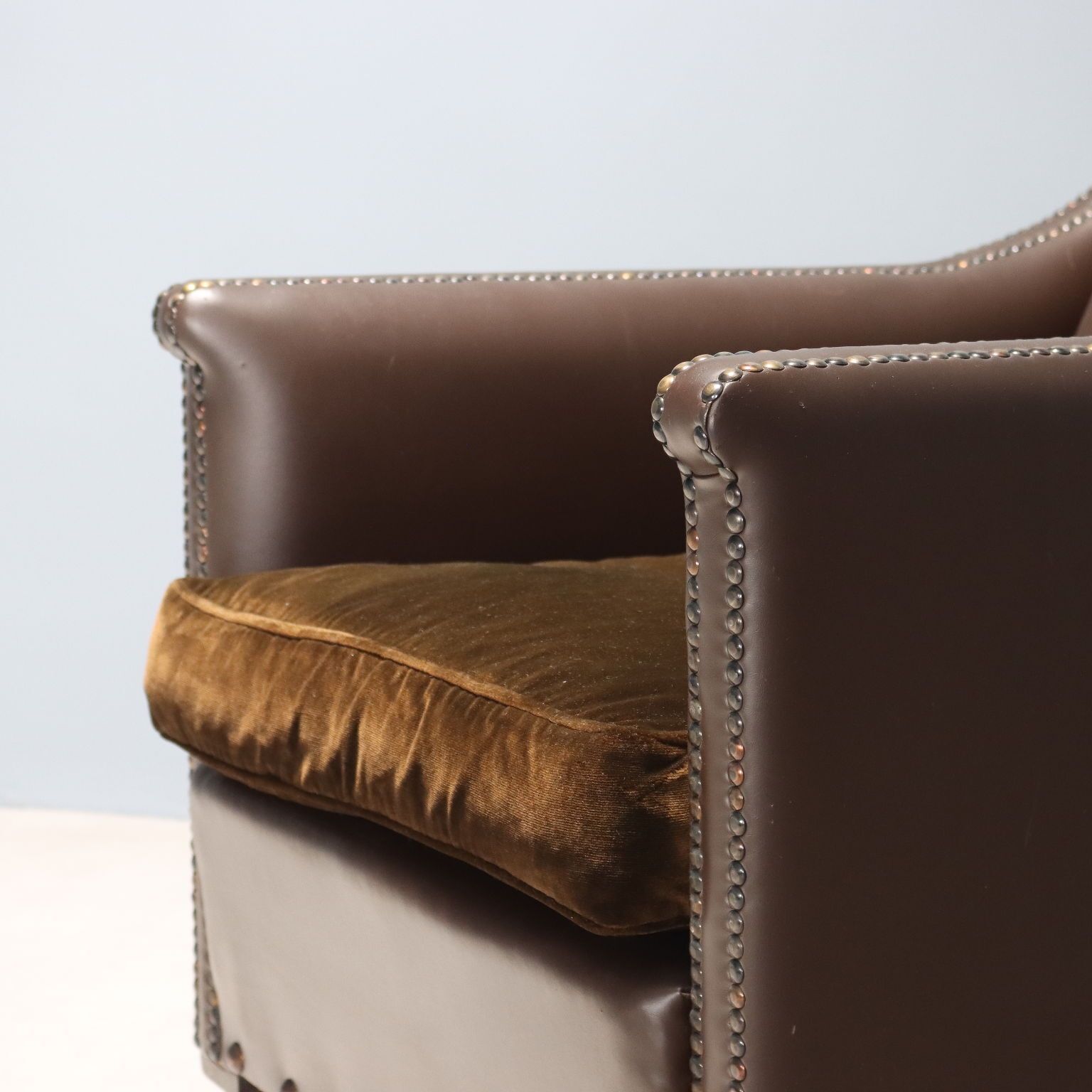 Fauteuils d'époque en cuir à clous, velours, Italie, XXe siècle photo 800.0