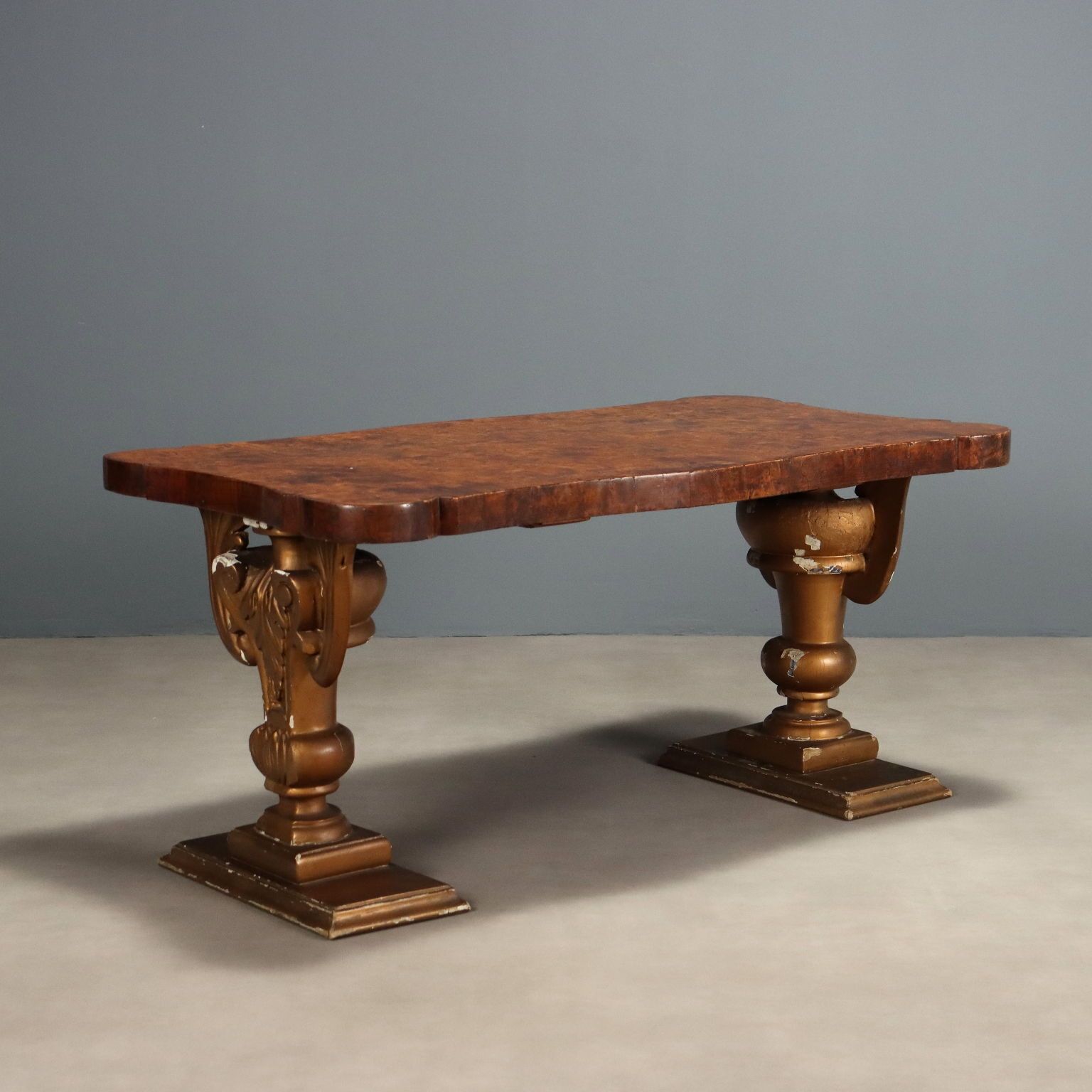 Table basse en bois sculpté   Italie, XXe siècle