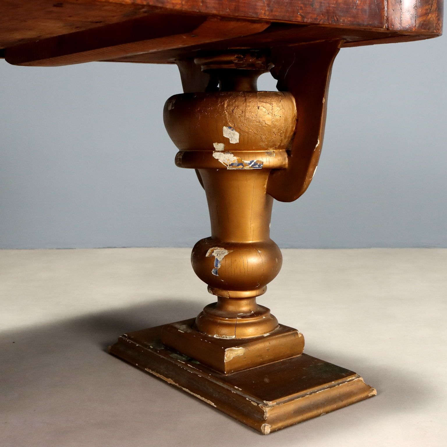 Table basse en bois sculpté   Italie, XXe siècle photo vinterior
