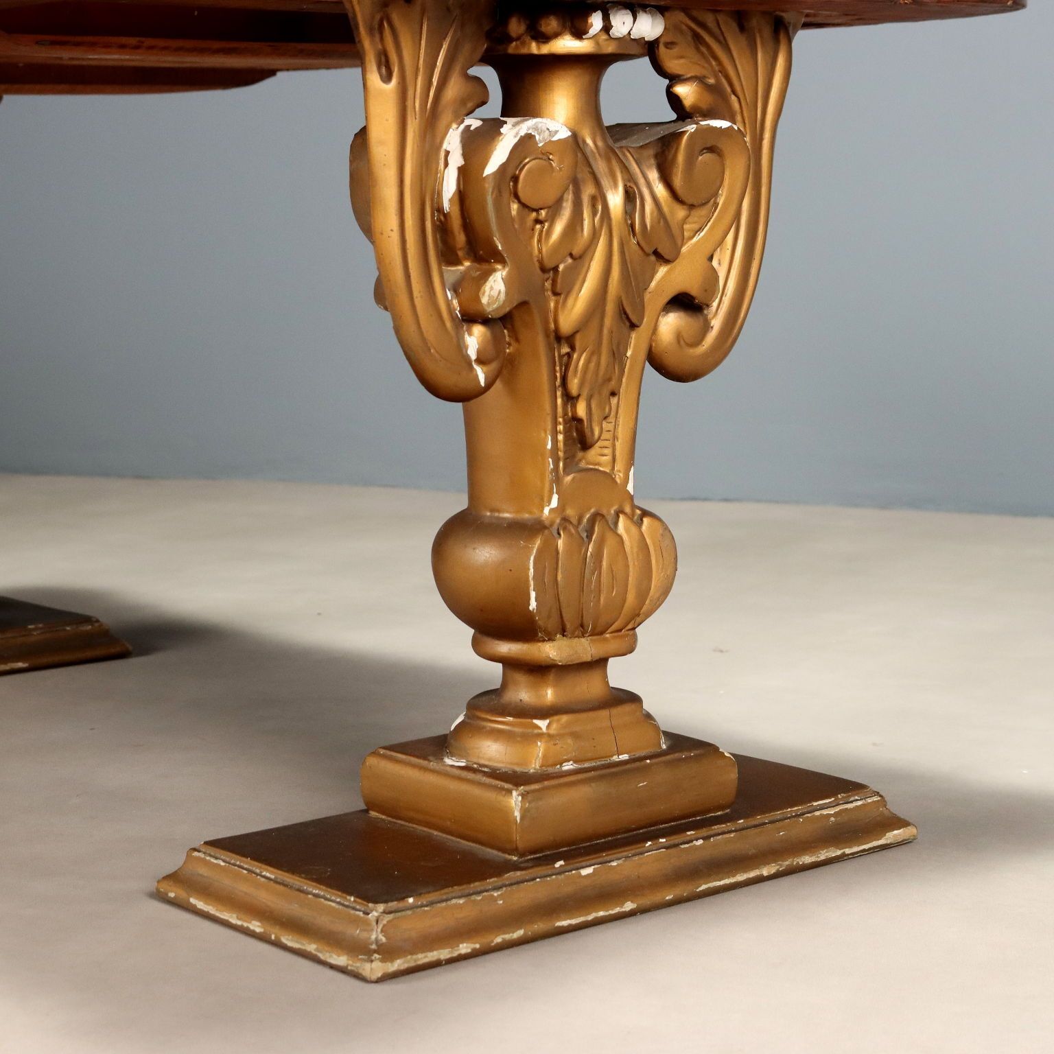 Table basse en bois sculpté   Italie, XXe siècle photo vintage