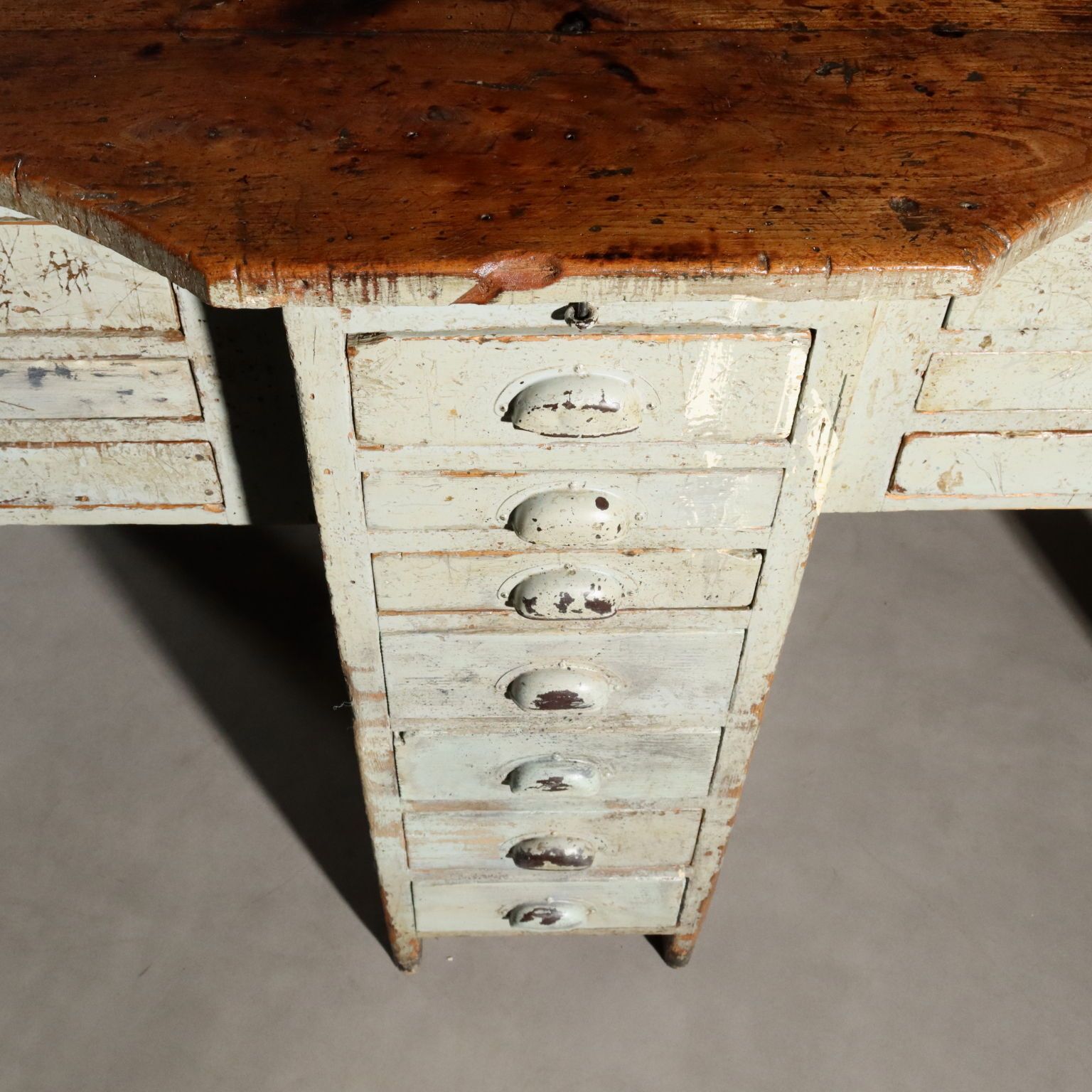 4190.0 Table industrielle en sapin et orme, design italien, XXe siècle photo
