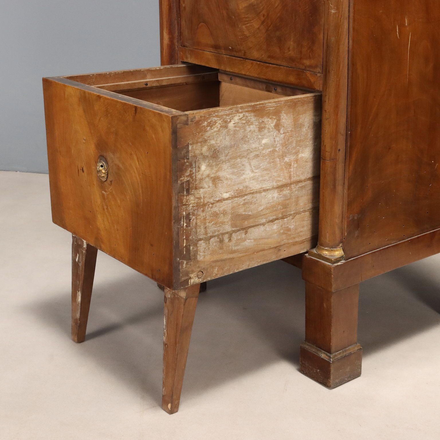 Tables de chevet de style Empire en noyer, début du XIXe siècle photo vinterior