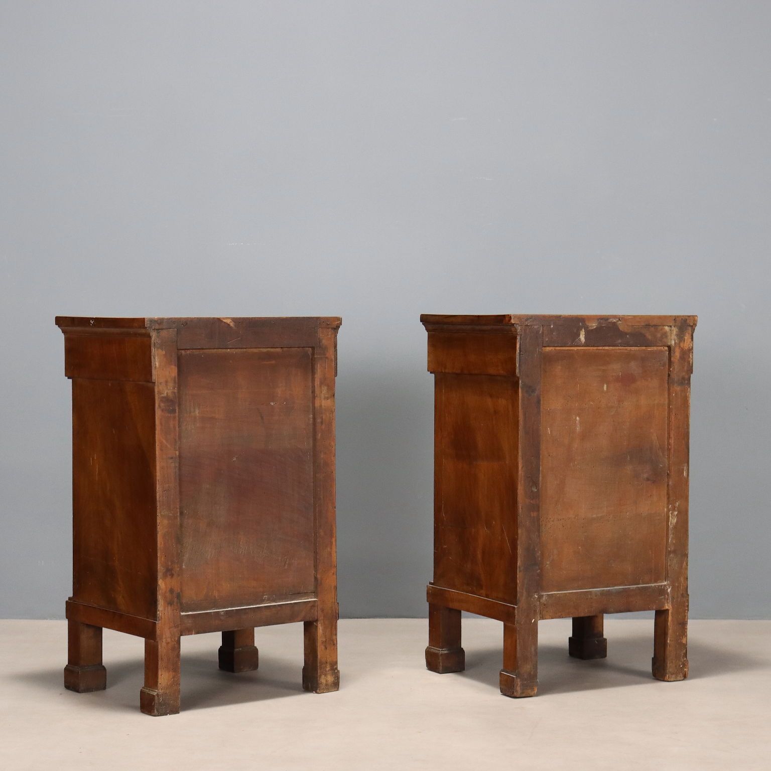photo for sale Tables de chevet de style Empire en noyer, début du XIXe siècle
