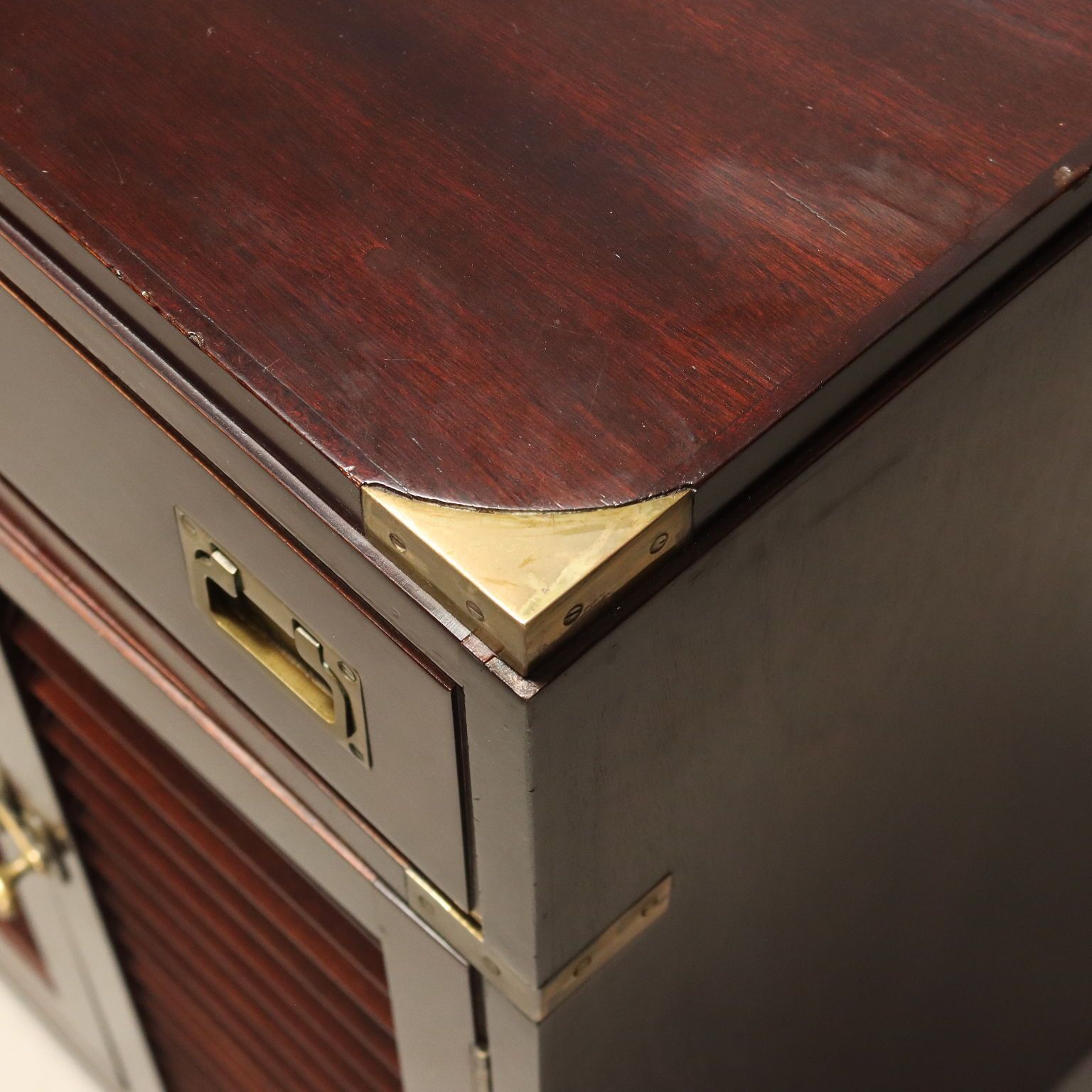Armoire d'époque en placage d'acajou et laiton, Italie, XXe siècle photo vinterior