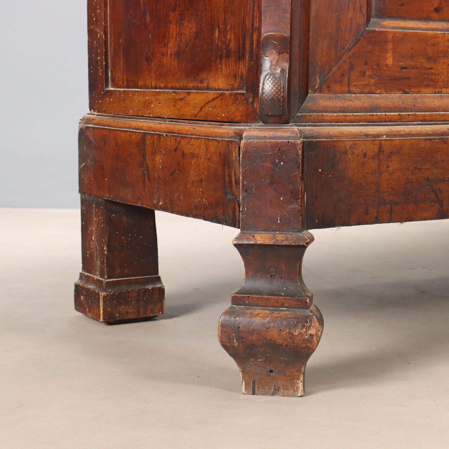 photo for sale Armoire d'époque en noyer et peuplier, Italie, XVIIIe siècle
