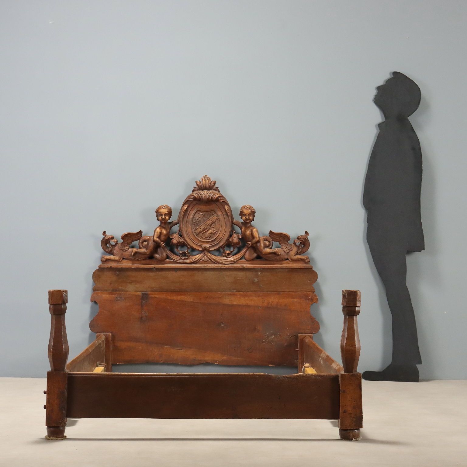 Antiek Eenpersoonsbed Walnoot Snijwerk Italië 19e eeuw photo furniture