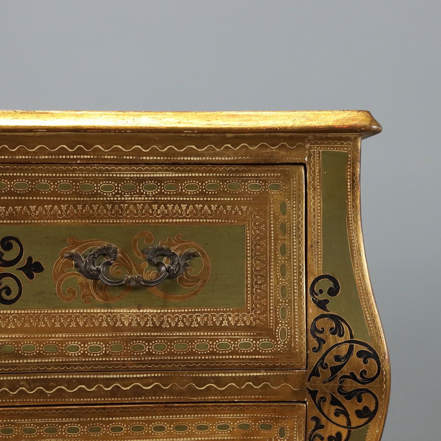 Commode d'époque en bois laqué et peint, XXe siècle photo vinterior